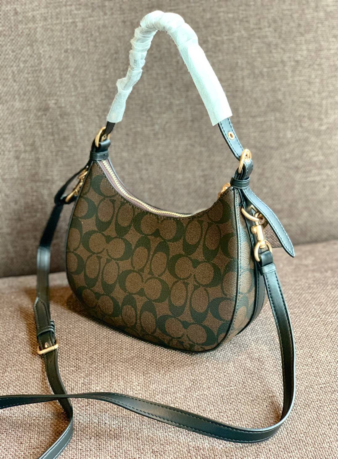 COACH KLEO HOBO BAG ((C7257//C6809//C6807)) พร้อมส่ง คุณภาพเกินเบอร์เลยจ้าา จำนวนจำกัด! กระเป๋าคล้องไหล่หรือสะพายข้างได้ Hobo รุ่นใหม่ล่าสุด ดีไซด์รูปทรงให้ดูเรียลขึ้น หนังแท้นิ่มสวย เปิดปิดกระเป๋าแบบซิปมีหนังห้อยลงมา ภายในกระเป๋าสามารถใส่กระเป๋าเงินใบยาว