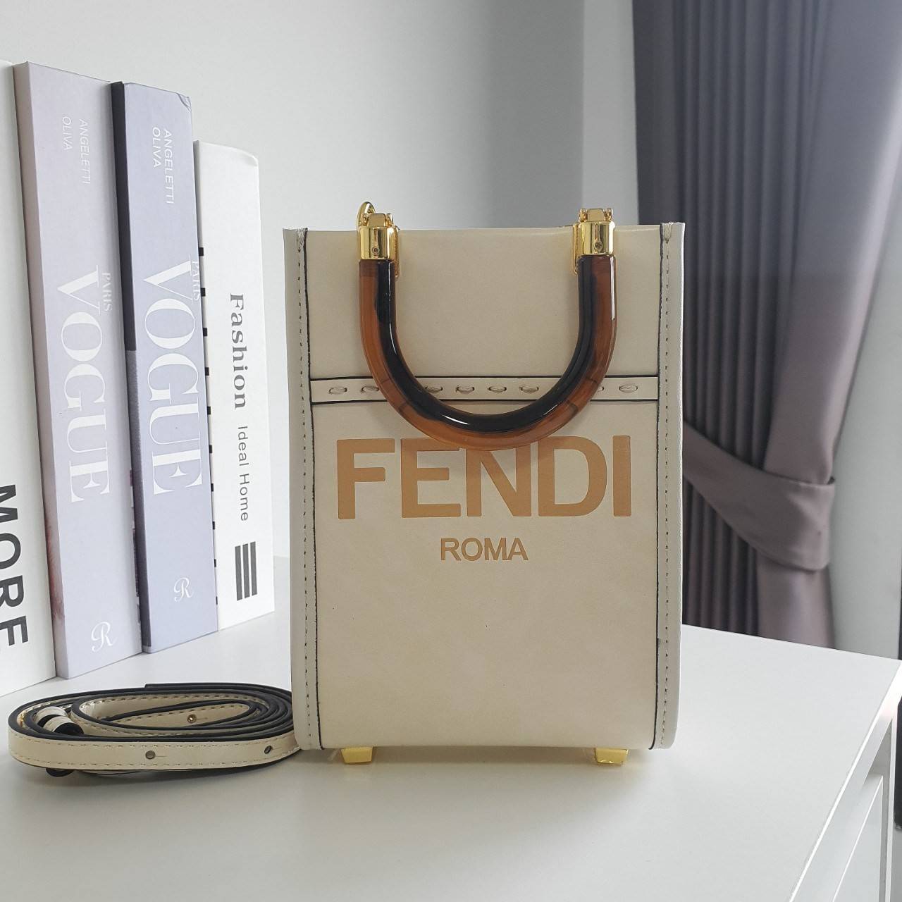 สวยหรูมาก กับ FENDI MINI SUNSHINE SHOPPER วัสดุหนังแท้ทั้งใบ ปั้มชื่อแบรนด์ด้านหน้า ที่จับเซรามิคสีสวยมีสลักแบรนด์ *ทรงมินิน่ารัก ด้านในเป็นช่องโล่งกว้าง สามารถใส่ กระเป๋าสตางค์สั้น มือถือได้ทุกรุ่น มาพร้อมสายสะพาย ถอดปรับได้ อะไหล่ปั้มแบรนด์สีทอง ปั้มโลโ