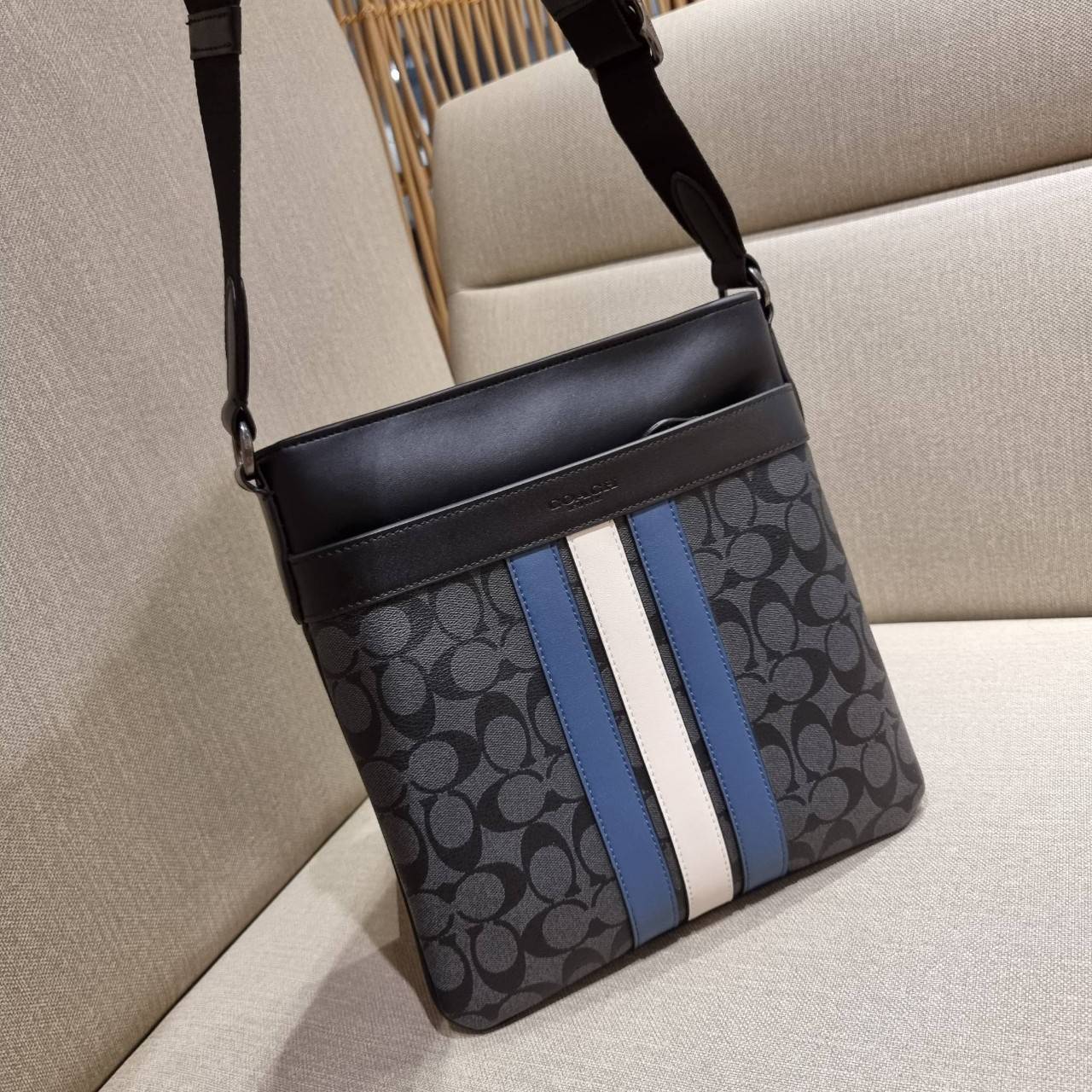 COACH F26068 CHARLES CROSSBODY IN SIGNATURE CANVAS WITH VARSITY STRIPE อีกหนึ่งรุ่นสุดฮิตเอาใจหนุ่มๆ กับดีไซน์แถบสีโดดเด่น กระเป๋าสะพายข้างทรงคลาสสิค ขายดี ไอเท็มทีเด็ด วัสดุหนังแคนวาสเคลือบลายสลับหนังแท้ เปิด-ปิดด้วยซิป และมีช่องแยกแบ่งสัดส่วนด้านหน้ากระ