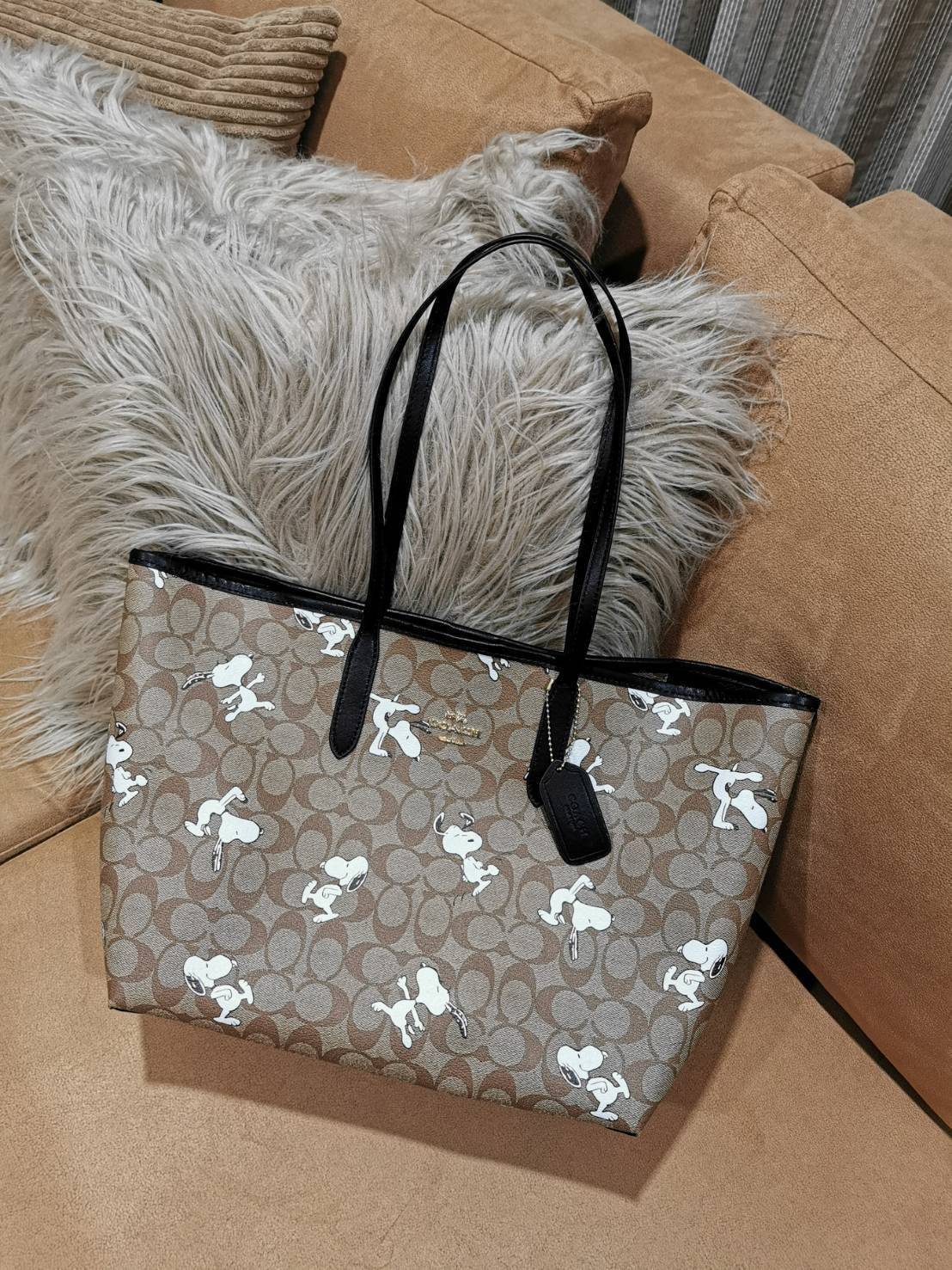 COACH FACTORY TOTE IN SIGNATURE LEATHER BAG X SNOOPY COLLECTION กระเป๋าสะพายคอลเลคชั่นสุดพิเศษจาก Coach Factory วัสดุ Signature refined calf leather หนังแท้ลายแบรนด์ คอลเลคชั่น Snoopy เทคเจอร์สวยอยู่ทรงดีไซน์ยอดนิยมด้านหน้ามีโลโก้ ภายในมีโลโก้กว้างและจุสุ