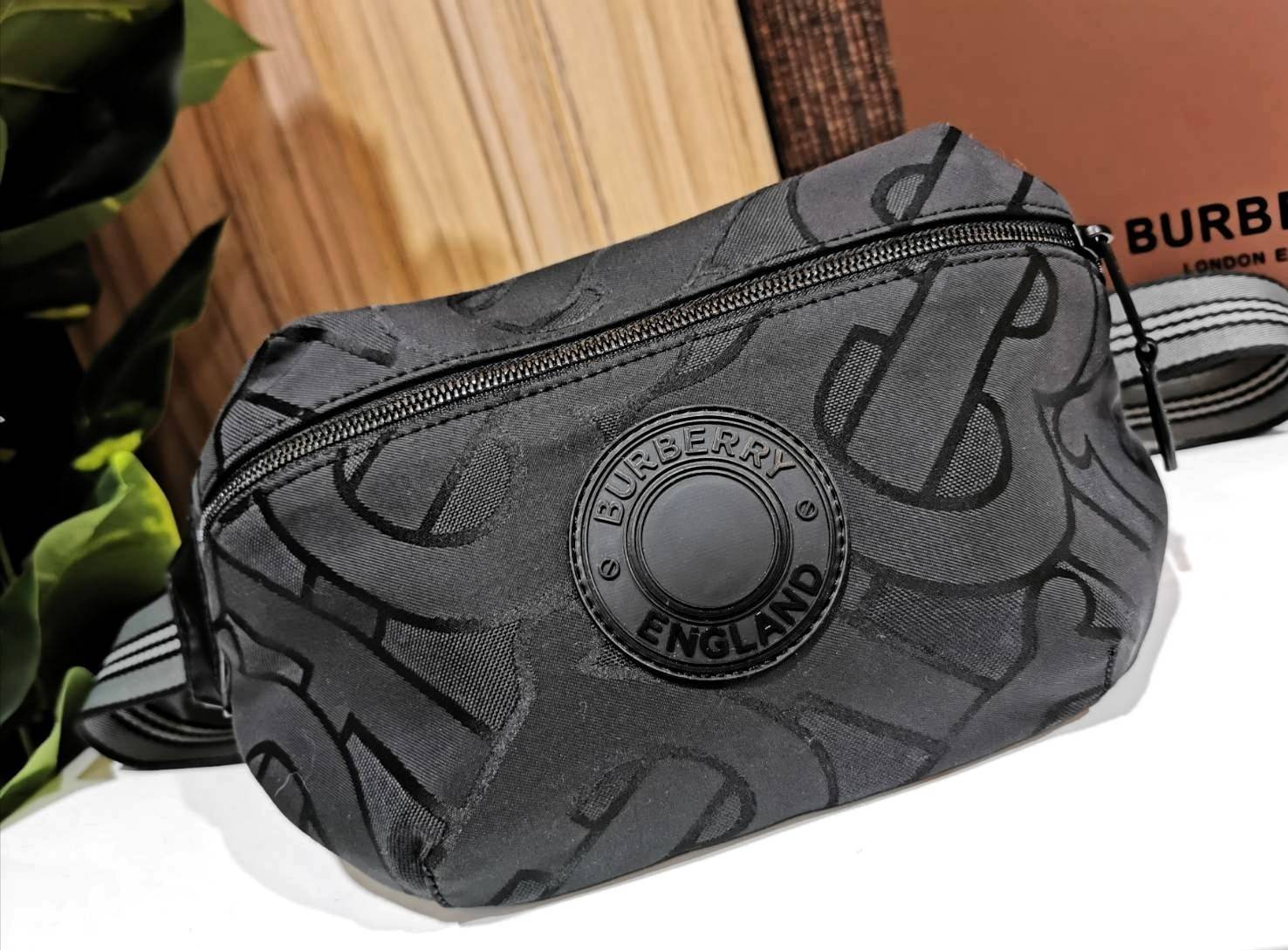 BURBERRY FRAGRANCES MONOGRAM BELT BAG VIP GIFT WITH PURCHASE (GWP) กระเป๋าพรีเมี่ยมกิ๊ฟ Limited จากน้ำหอม BURBERRY วัสดุ100%POLYAMIDE (Nylon & Canvas) น้ำหนักเบามีโลโก้ด้านหน้าเปิดปิดด้วยซิปหัวซิปแบรนด์ ด้านหลังมีช่องซิป ภายในมีโลโก้ใช้ใส่มือถือ กระเป๋าสต