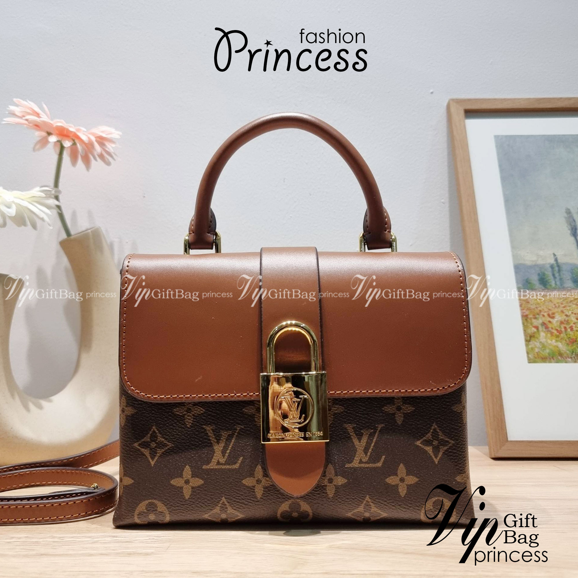 LV LOCKY BB MONOGRAM กระเป๋าสะพายข้าง ดีไซน์หรู ใหม่ล่าสุด สวยถึงบ้านได้ก่อนใคร มีใช้เลิศๆทันปีใหม่แน่นอน คุ้มที่สุด โดดเด่นด้วยอะไหล่ดัมมี่รูปกุญแจสีทอง