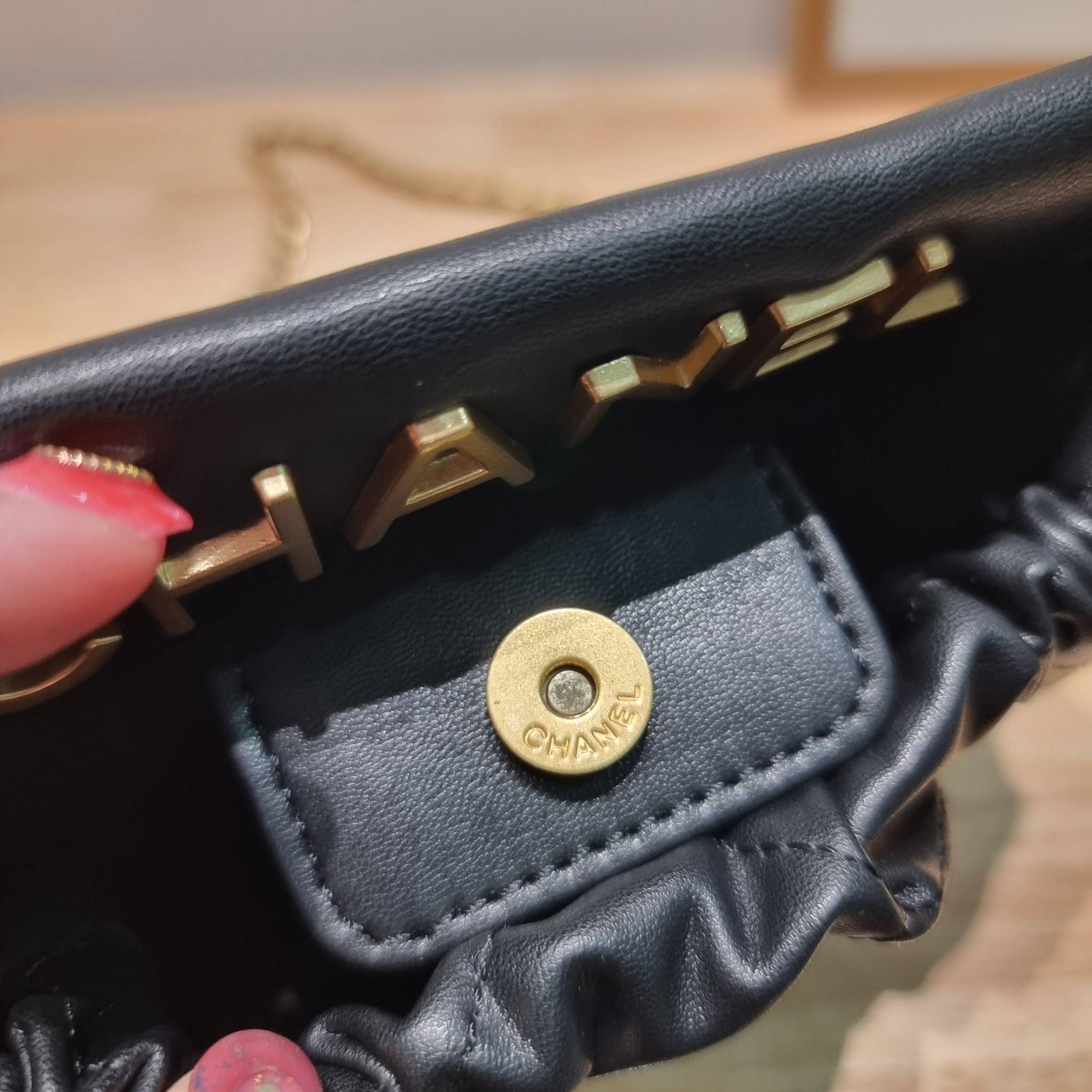 Chanel 23P mini bucket bag น่ารักมากๆ กับกระเป๋าสะพายไซส์มินิ ที่ปล่อยผ่านไม่ได้จริง ดีไซน์สายโซ่คล้องแขนตกแต่งอะไหล่ห้อยเพิ่มมูลค่า และยังตกแต่งโลโก้สวยเด่น