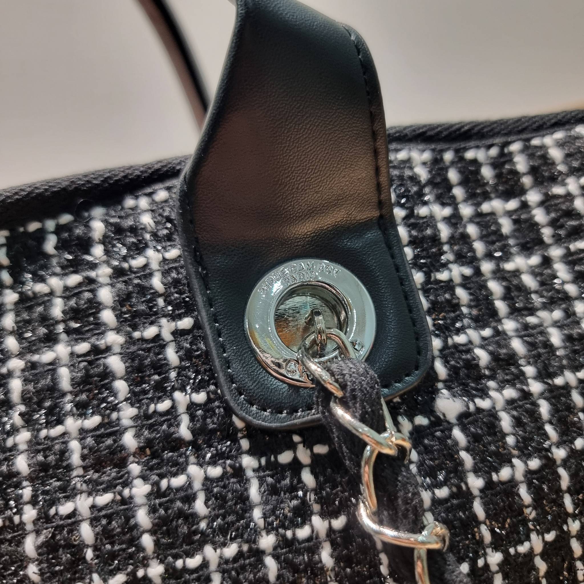 CHANEL LARGE TOTE BAG / CHANEL DEAUVILLE TOTE / CHANEL TOTE BAG กระเป๋าสะพายผ้าทวิต ทรงโท้ทใบใหญ่ ต้อนรับเทศกาลท่องเที่ยวช่วงสิ้นปีนี้ ใครมองหากระเป๋าสะพายไปเที่ยว ใบนี้น้องตอบโจทย์แน่นอน ด้วยดีไซน์โทนสีที่ใช้ได้กับทุกโอกาส และขนาดกว้างที่จุของได้แบบไร้กั