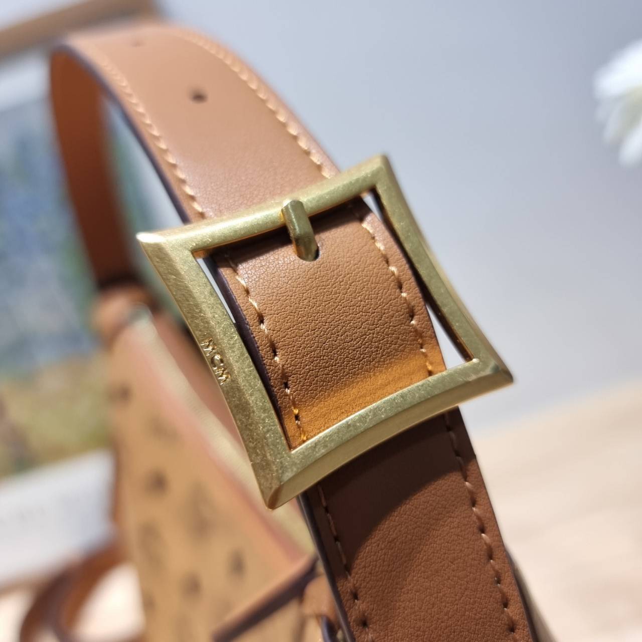 พร้อมส่ง 3 สี M.C.M AREN HOBO IN VISETOS กระเป๋าสะพายทรงโฮโบ ทรงสวยมาก เกรดท็อปออริ สลับแท้ 1:1 เกรดดีสุด ใช้ต่างประเทศได้ ขนาดกำลังดี จุของได้เยอะ ใช้งานสะดวกด้วยการรูดซิป พิเศษแถมพวงหนังและชุดกุญแจล็อคมาให้ด้วย