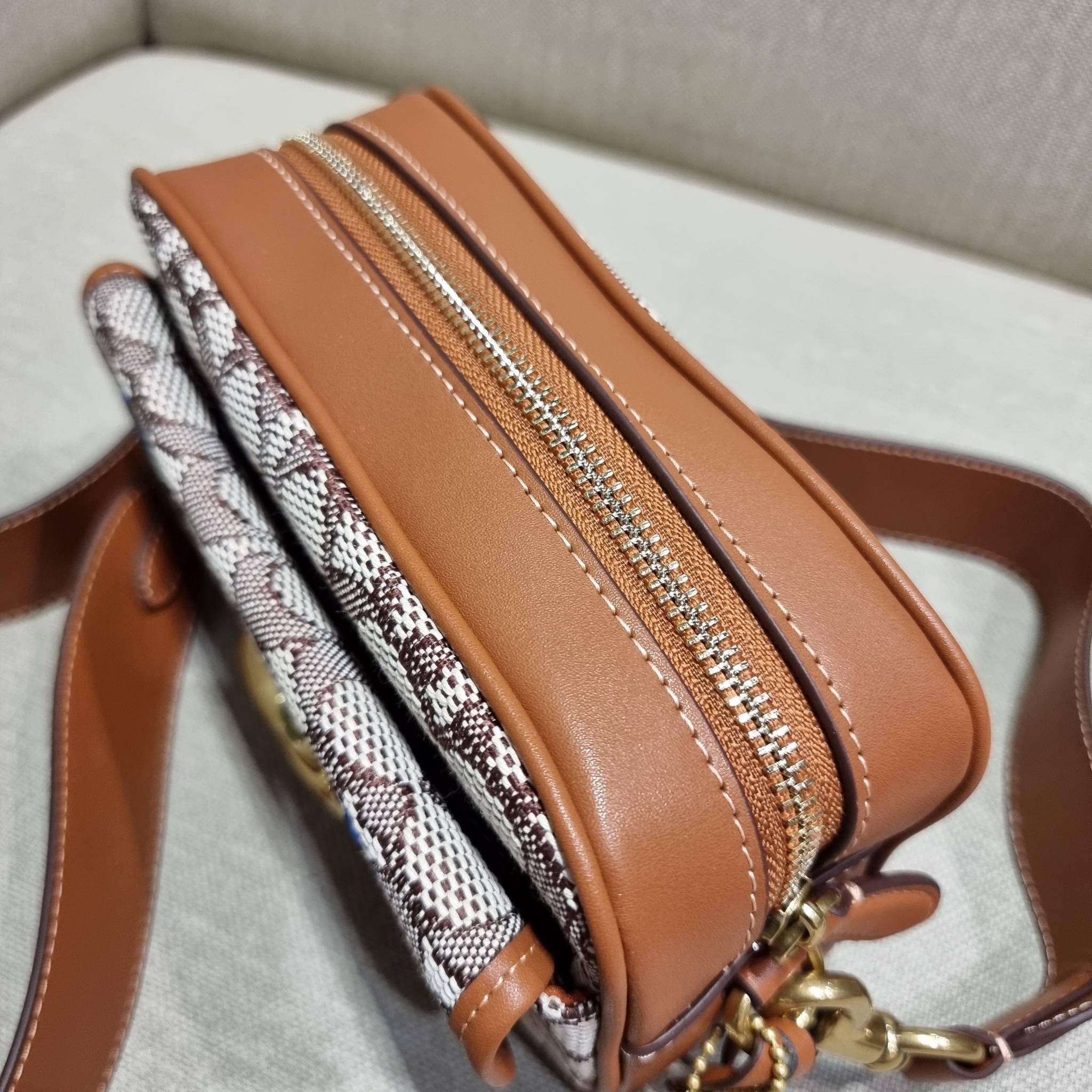COACH C7764 STUDIO CAMERA BAG 19 IN SIGNATURE TEXTILE JACQUARD WITH CREATURES น้องเล็กใหม่สุดอีกหนึ่ง!! ขนาดเล็กกะทัดรัด มาแบบเลิศๆหรูๆมากแม่ พร้อมเทกเจอร์สุดคิ้วท์!! กระเป๋าสะพายข้างลุคไฮน์ ที่ดีไซน์ออกมาได้ปัง และดูแพงมากๆ ด้วยดีเทลคลาสสิคผสานความเป็นเอ