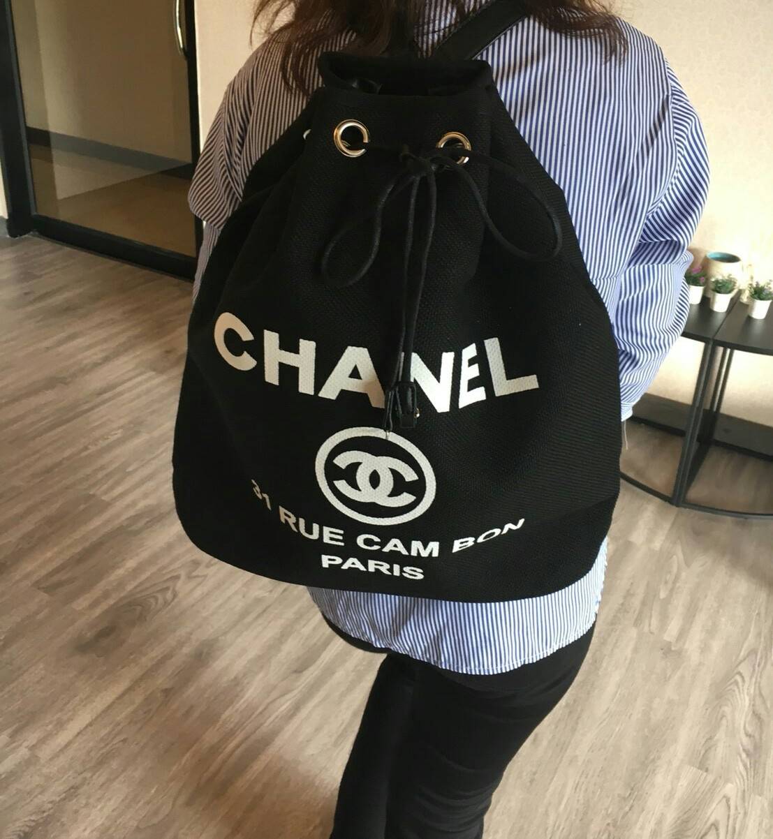 New Limited! กระเป๋าเป้ ทรงขนมจีบ ตัวใหม่จากพรีเมี่ยมกิ้ฟ แบรนด์ Chanel กับทรง Chanel canvas jumbo bucket & backpack bag พร้อมส่งค้า โดดเด่นด้วย **ทรงน่ารัก ตัวกระเป๋า canvas ทั้งใบสกรีนโลโก้สีขาว อะไหล่เงิน สายสะพายมี Gimmick♡ สายหนังต่อผสมโซ่สลับ