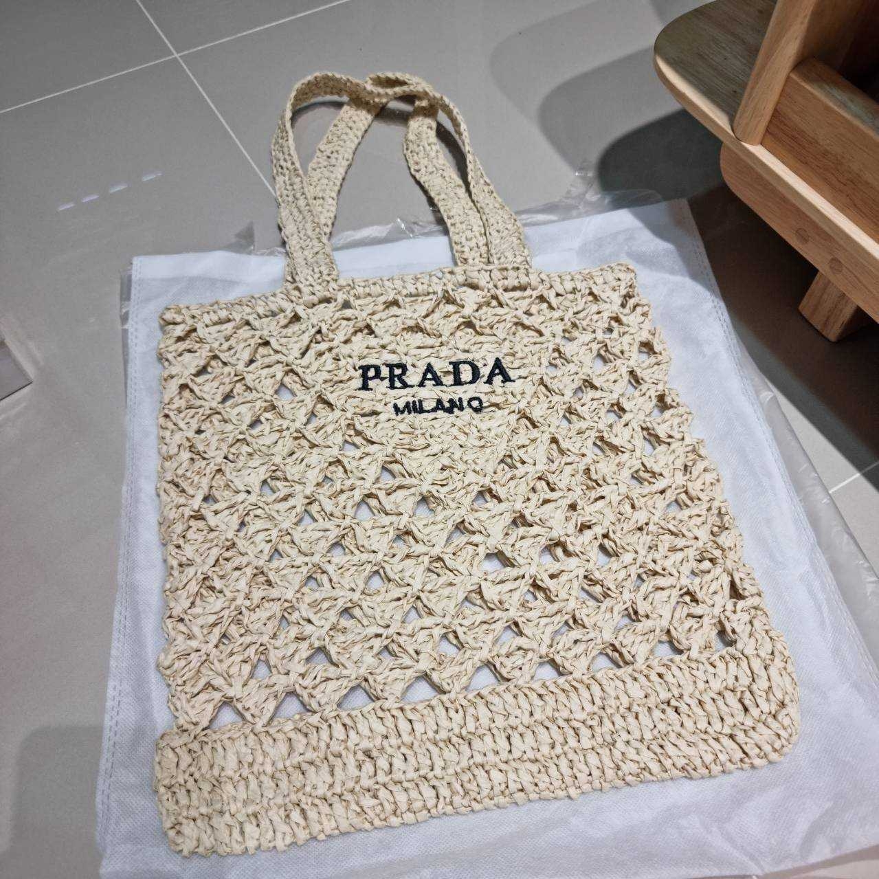 PRADA CROCHET TOTE BAG กระเป๋าสะพายทรงโท้ทลายสาน สวยไม่ซ้ำใคร สไตล์บีช เหมาะมากกับการสะพายไปเที่ยวทะเล หรือจะใช้ในวันสบายๆก็ตอบโจทย์