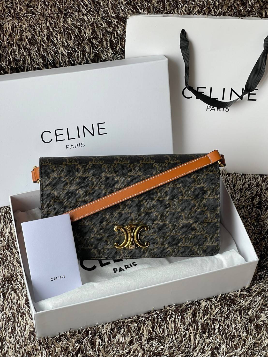 CELINE TRAPEZE TRIOMPHE BAG ดีไซน์เรียบหรู Timeless โดดเด่นมีเอกลักษณ์ ใช้ได้หลายโอกาส แมทช์กับการแต่งตัวง่าย จึงครองใจสาว ๆ ได้ไม่ยาก โดยเป็นกระเป๋าสะพายไหล่ที่อัดแน่นด้วยกลิ่นอายความคลาสสิกและหรูหราตามแบบฉบับของ Celine ด้านหน้าตกแต่งด้วยโลโก้สีทองโดดเด่