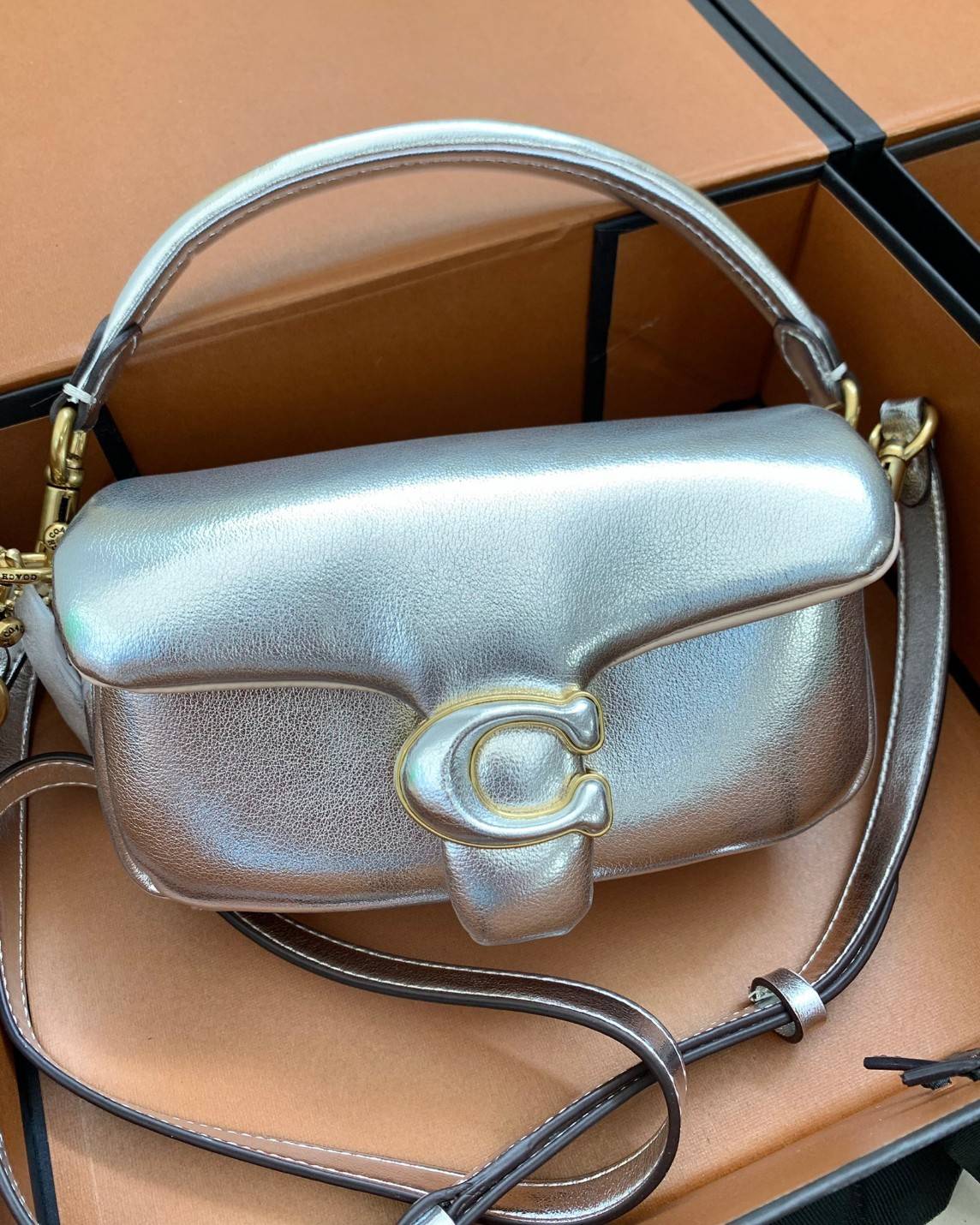 น้องสวยมากก สินค้าจริงสวยกว่าในรูป ไม่จกตาค่ะ! COACH PILLOW TABBY SHOULDER BAG 18 ((C3880)) 📣 พร้อมส่งที่ไทย คุณภาพเกินราคา! กระเป๋าหิ้ว//สะพายแบบครอสบอดี้ร์ 🔺หนัง nappa อย่างดี หนานิ่ม นุ่มมากๆ หลงรักน้องแน่นอน