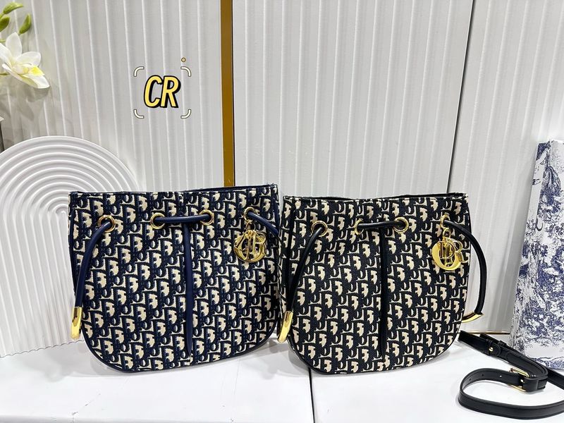 Dior Nolita Bag กระเป๋าสะพายทรงโท้ทรุ่นใหม่ สวยหรูเป็นเอกลักษณ์ตามแบบฉบับแบรนด์ มาพร้อมสายสะพายยาว ขนาดกำลังน่าใช้ ภายในโล่งกว้างจุของได้เยอะ สวยทันสมัยเหนือกาลเวลาต้องยกให้ใบนี้เลยค่ะ