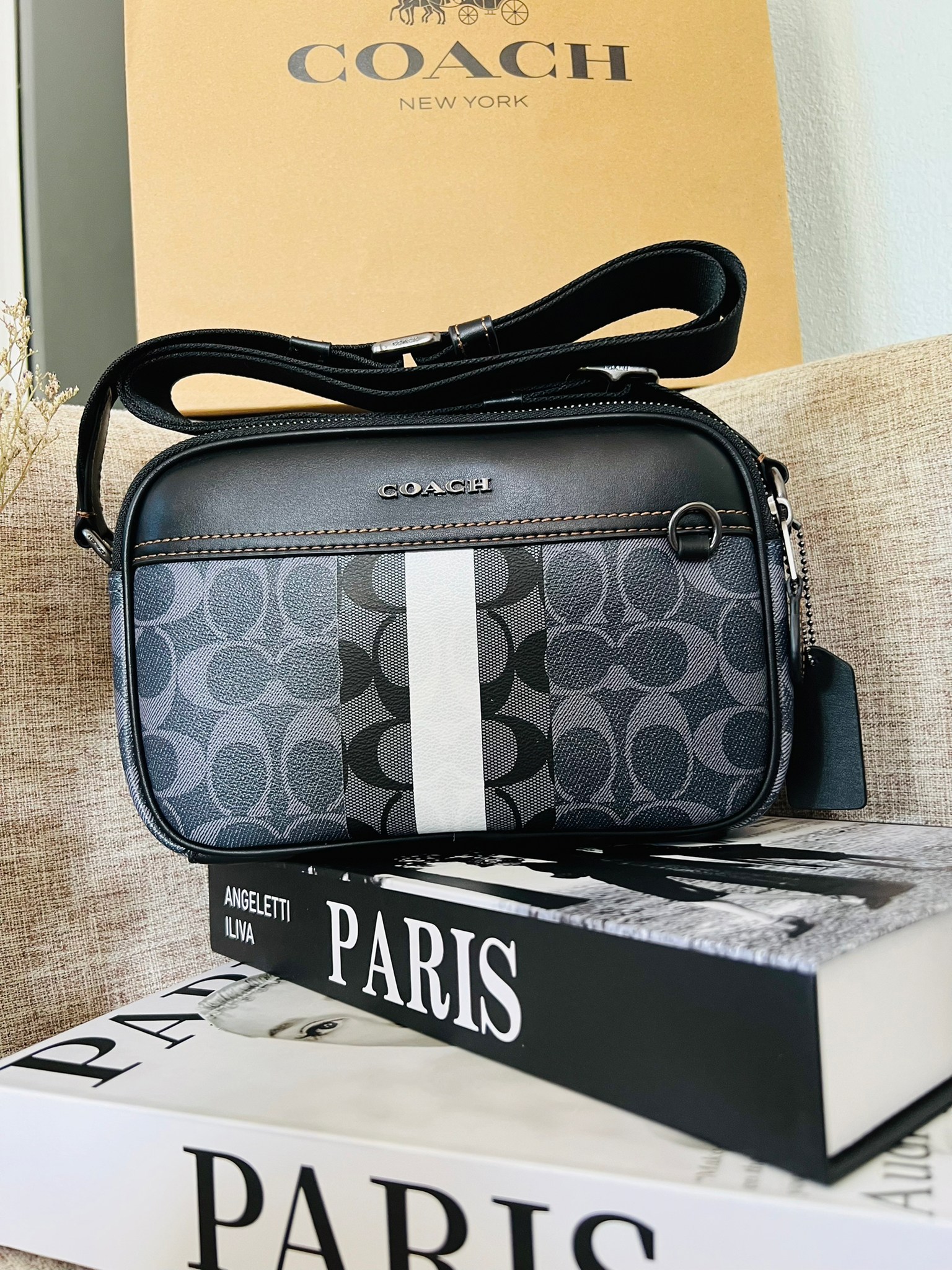 COACH Graham Crossbody In Blocked Signature C9965 กระเป๋าสะพายข้างผู้ชาย กระเป๋าผ้าเคลือบซิกเนเจอร์และหนังอย่างดี ภายในกระเป๋าเอนกประสงค์ ปิดซิปคู่ ซับในผ้า กระเป๋าสลิปด้านนอก สายปรับได้ยาว 25 นิ้ว สำหรับสะพายไหล่หรือสะพายข้าง