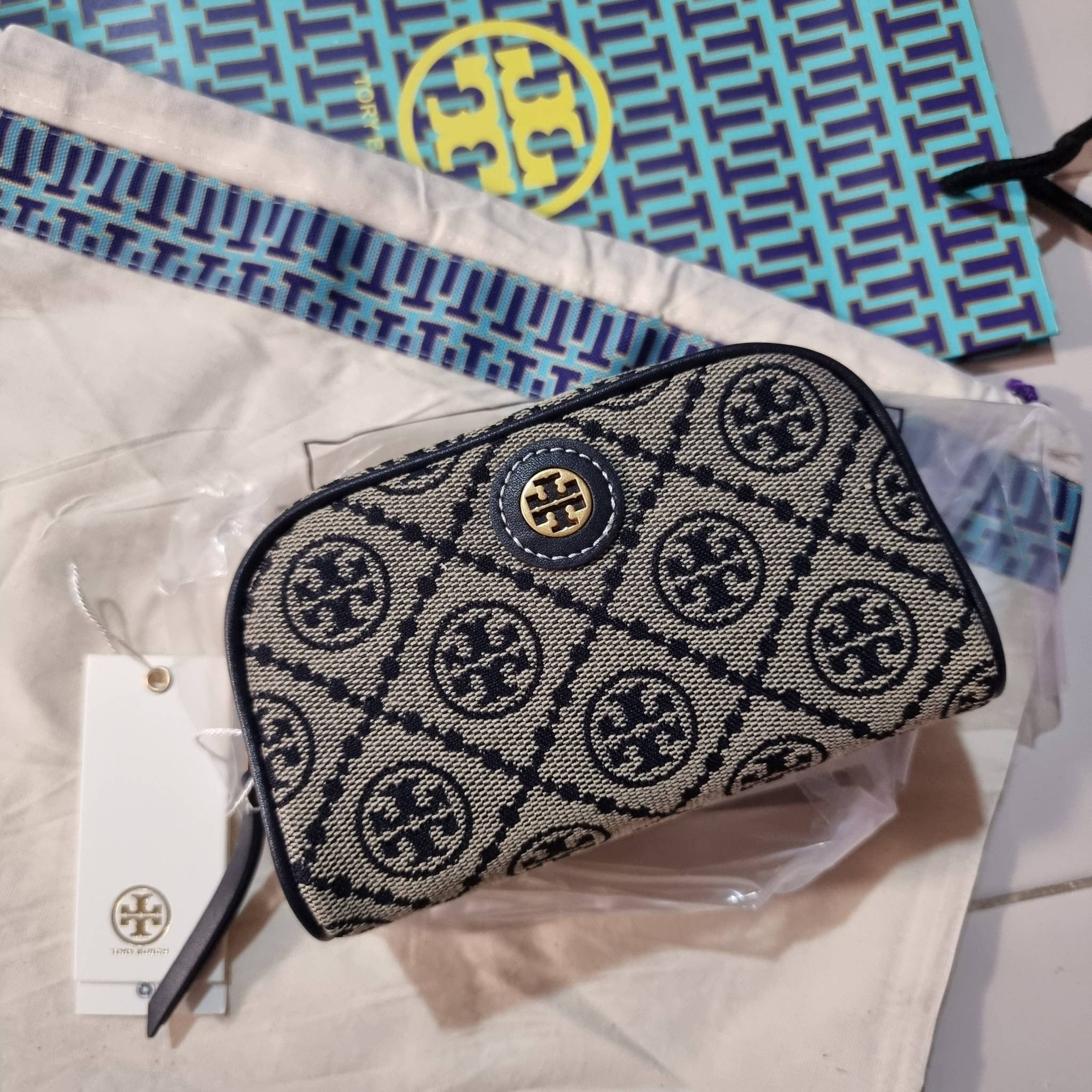 TORY BURCH T MONOGRAM JACQUARD MINI COSMETIC CASE ใหม่ล่าสุด กับกระเป๋าเอนกประสงค์ ที่ไม่ว่าจะไว้ใส่เครื่องสำอางค์ หรือจะไว้พกจำเป็นเช่น เงิน หรือกุญแจต่างๆ น้องใบนี้จัดให้ได้หมด สวยหรู ขนาดเหมาะมือ ถือแล้วขับผิว วัสดุผ้า jacquard รูดเปิด-ปิดด้วยซิป ภายใน