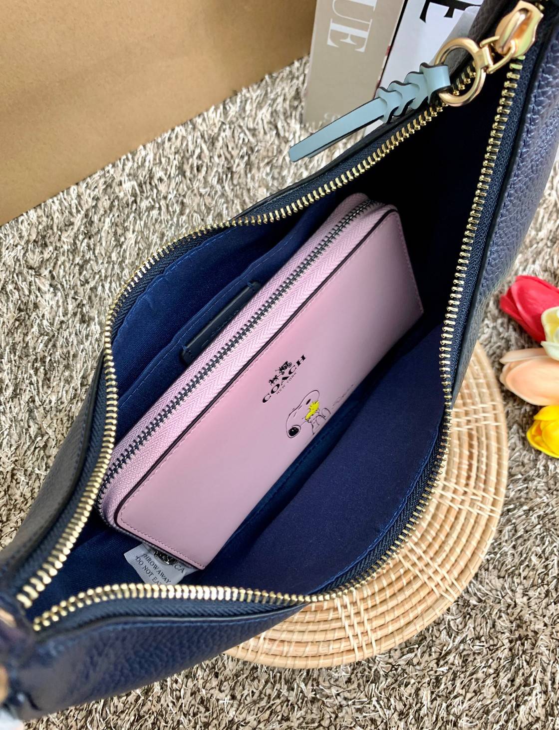 COACH BAILEY HOBO WITH WHIPSTITCH ((C4108//C1322)) พร้อมส่งที่ไทย!! สวยจริงไม่จกตาแน่นอนค่าา กระเป๋าทรงโค้ง ใช้แบบหิ้วหรือคล้องไหล่ก็ดูดี ใช้วัสดุหนังแท้ชั้นดี หนังสวยมากๆค่ะ ด้านหน้าใช้อะไหล่แบรนด์ตัวใหญ่ หรู ดูสะดุดตามีเดียว