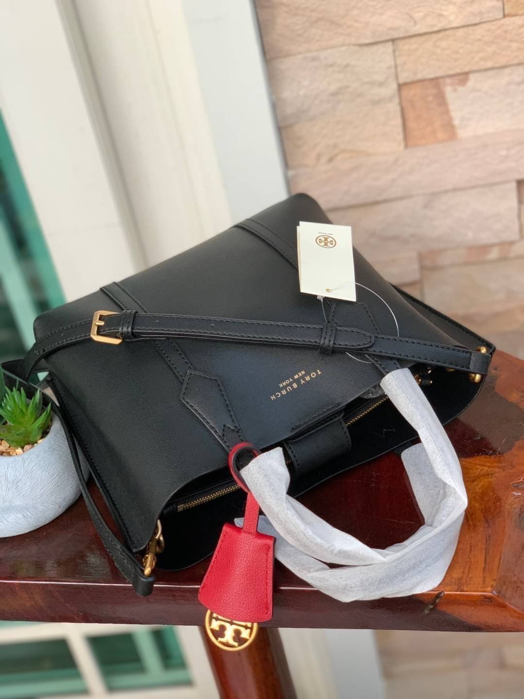 Tory Burch Perry small tote bag ออกแบบเพื่อเหมาะใช้งานได้ในชีวิตประจำวัน ใช้วัสดุผสมผสานช่วยให้กระเป๋าเป็นทรงสวยโดยยังคงคุณภาพนิ่ม สวยงามด้วยหนังวัวแท้ เรียบหรูและคลาสสิค สามารถใช้เป็น every day bag ภายในมีช่องแยกใช้งานอย่างชัดเจน ขนาดที่กำลังพอดีเลยจัดเป