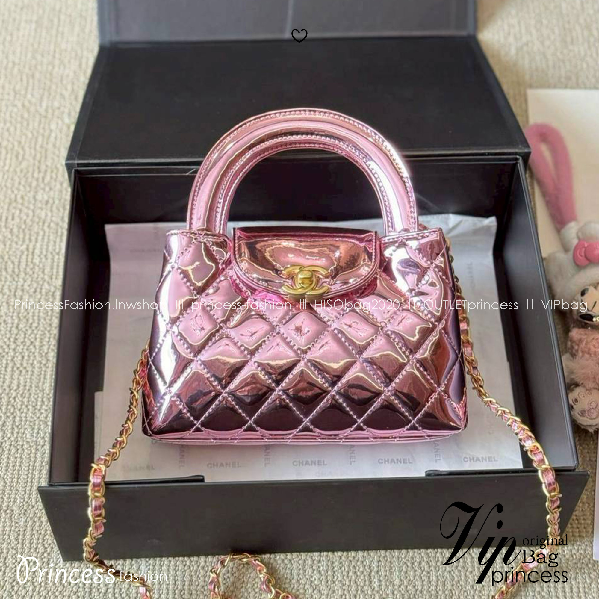 CHANEL 23K Kelly Mini Handbag Metallic Color กระเป๋าสะพายทรงสวยเรียบหรู สีใหม่เมทัลลิกเงางาม ผสมผสานดีไซน์วินเทจสง่างามทันสมัย ใช้งานได้หลากหลายโอกาส คอลเลคชั่นสุดฮอต กระเป๋าถือ/สะพายข้าง คงเอกลักษณ์ ให้ความเป็นผู้ดีในตัว สวยงาม