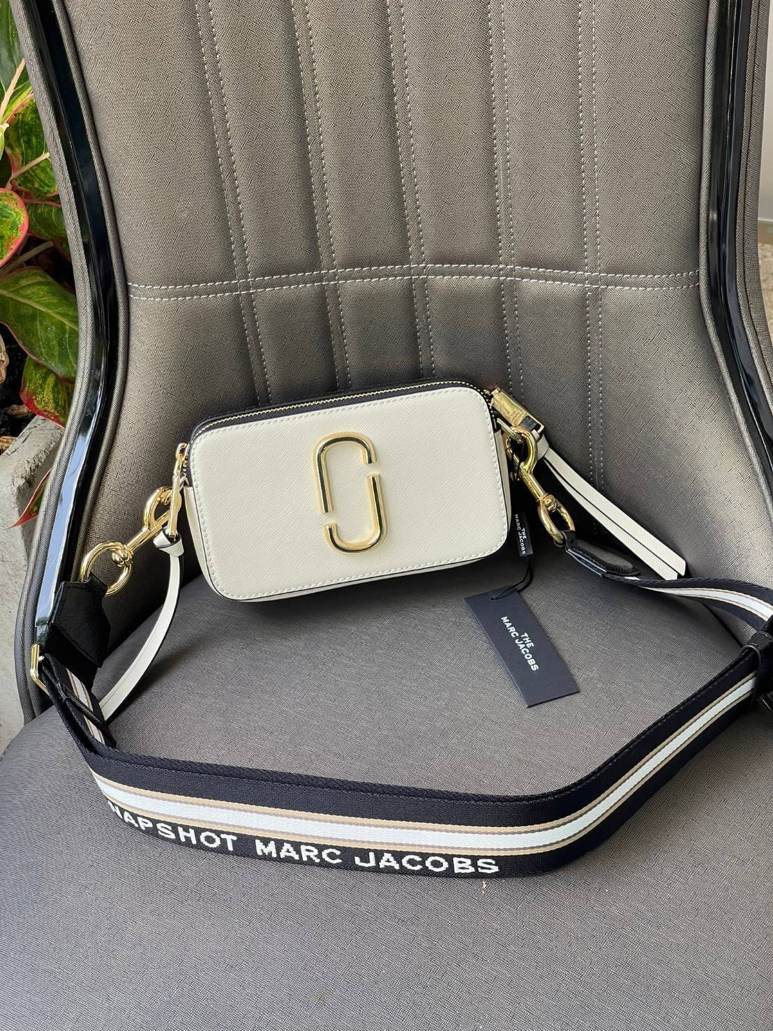 Marc Jacobs Snapshot Bag กระเป๋าแบรนด์ดังจากสัญชาติอเมริกัน นับได้ว่ารุ่นนี้เป็นรุ่นทรงฮิตเลยทีเดียว โดยด้านหน้ากระเป๋าจะเป็นโลโก้แบบโลหะที่เป็นสัญลักษณ์ของแบรนด์นี้ มาพร้อมสายสะพายที่จะสะพายยังไงก็ดูโดดเด่น เพราะขนาดใหญ่ที่สกรีนตัวอักษรโลโก้ ในรูปแบบต่าง