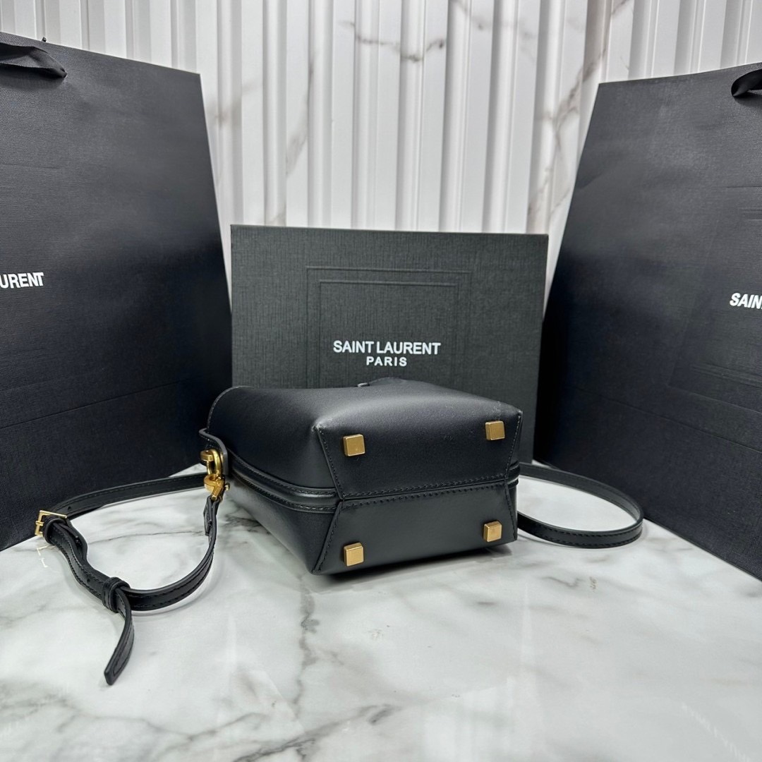 Mini 5" น้องเล็กน่ารักมาก YSL Le 37 in shiny leather Hobo Bag / YSL Bucket Bag / YSL Tote Bag กระเป๋าสะพายทรงโฮโบโท้ท งานหนังสวยเต็มใบ อะไหล่ทองสวยคลาสสิก ราคาแสนดีแนะนำของมันต้องมีจริงๆ