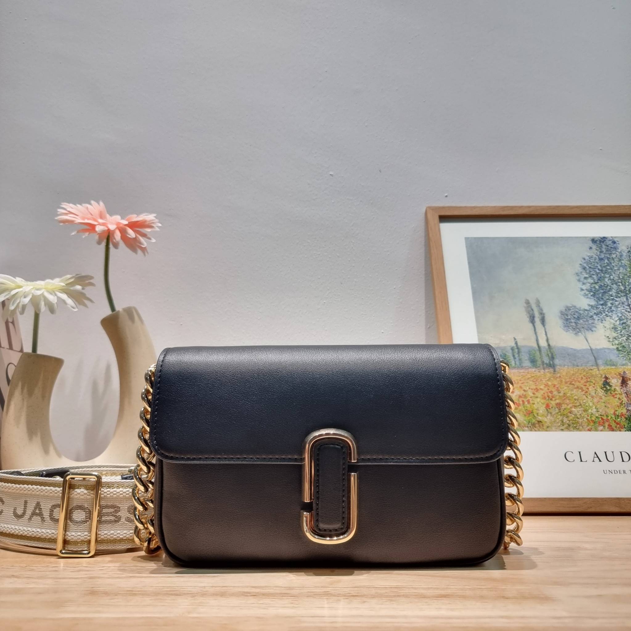 MARC JACOBS THE J MARC SHOULDER BAG คอลเลคชั่นใหม่ล่าสุด สวยฟาดกว่าใคร ใบไหนๆก็ต้องหลีก กับกระเป๋าสะพายไหล่สุดหรู รูปทรงใช้งานง่าย ดีไซน์เรียบ แต่แฝงไปด้วยความผู้ดี ดูแพง