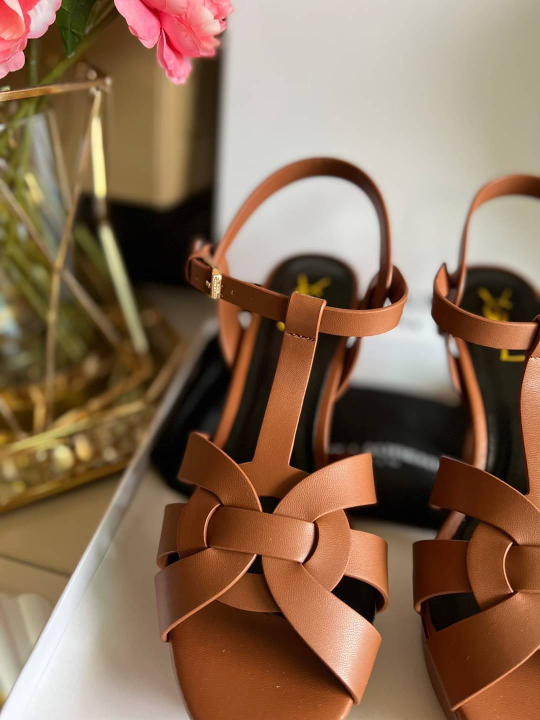 YSL TRIBUTE HEEL / SAINT LAURENT TRIBUTE HEEL / YSL HIGH HEEL เกรดออริจินอล รองเท้าส้นสูงแบรนด์หรู ที่สาวๆ ทุกคนควรมี ไว้ออกงานหรือใส่ทำงานได้ คู่นี้คือปังได้ตลอดกาล เพิ่มความสูงเพรียว สวยหรูมากค่ะ