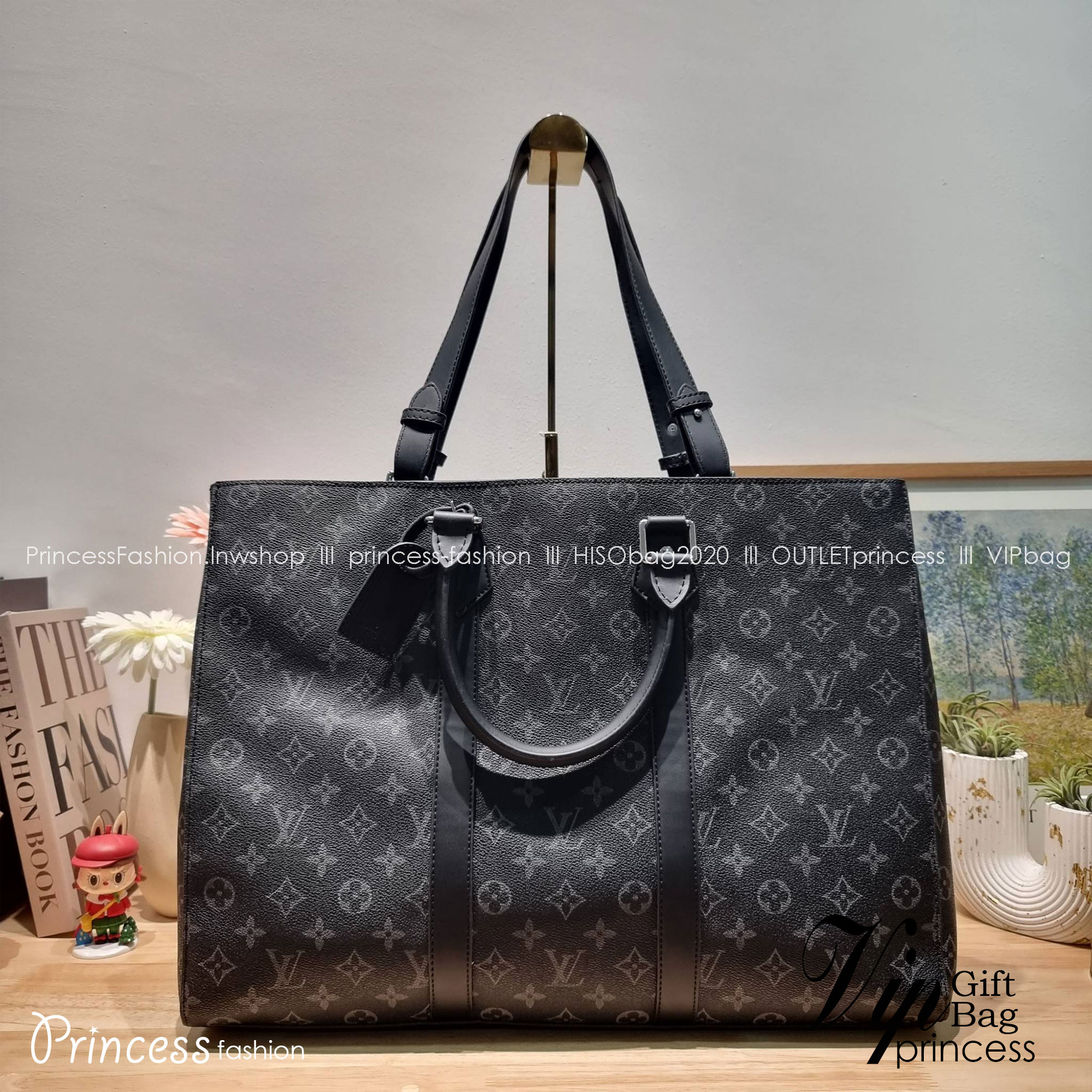 LV Sac Plat 24H Monogram Eclipse Canvas / LV CARRYALL TOTE ใหม่รับ summer ฉีกทุกกฏเพราะใช้ได้แบบยูนิเซ็กส์ กับกระเป๋าเดินทางมาในรูปแบบของทรงโท้ท ใบใหญ่ จุได้แบบจุกๆ ดีไซน์ลวดลายคลาสสิค