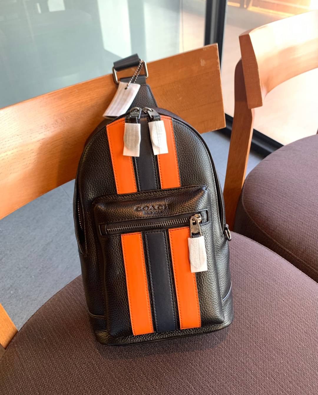 COACH WEST PACK WITH VARSITY STRIPE ((3180)) กระเป๋าคาดด้านหลัง//หรือคาดอกด้านหน้า ตามความชอบเลยค่ะ รุ่นนี้ใช้หนังแท้ชั้นดี หนังนิ่ม ด้านหน้าตัดแถบสียาวลงมา สีสวยค่ะ พร้อมช่องซิปเล็ก ช่องหลักแบบซิปคู่ ภายในโล่งลึกใส่สัมภาระจำเป็นในชีวิตประจำวันได้เยอะ มีช