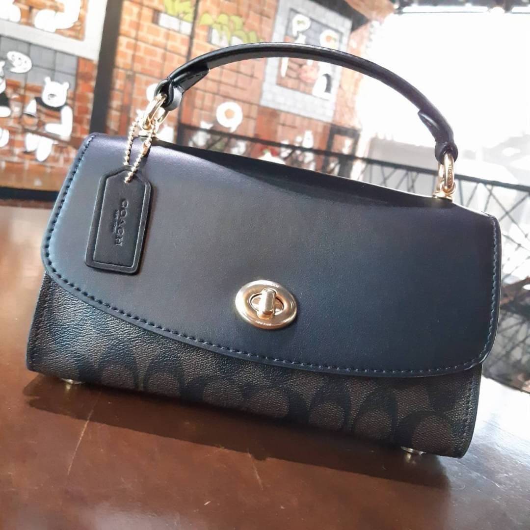 COACH TILLY SATCHEL 23 IN SIGNATURE CANVAS ((C1802//C1439/C1435)) กระเป๋า crossbody สวยหรู ขนาดใหม่ พร้อมสีมาใหม่!! ดีไซน์ย้อนยุค วัสดุหนังแคนวาสเคลือบลายสลับหนังแท้ มาพร้อมหูจับในตัว และสาย crossbody ปรับได้ตามตัว เปิด-ปิดด้วยตัวบิดล็อค ภายในโล่ง บุกำมะห