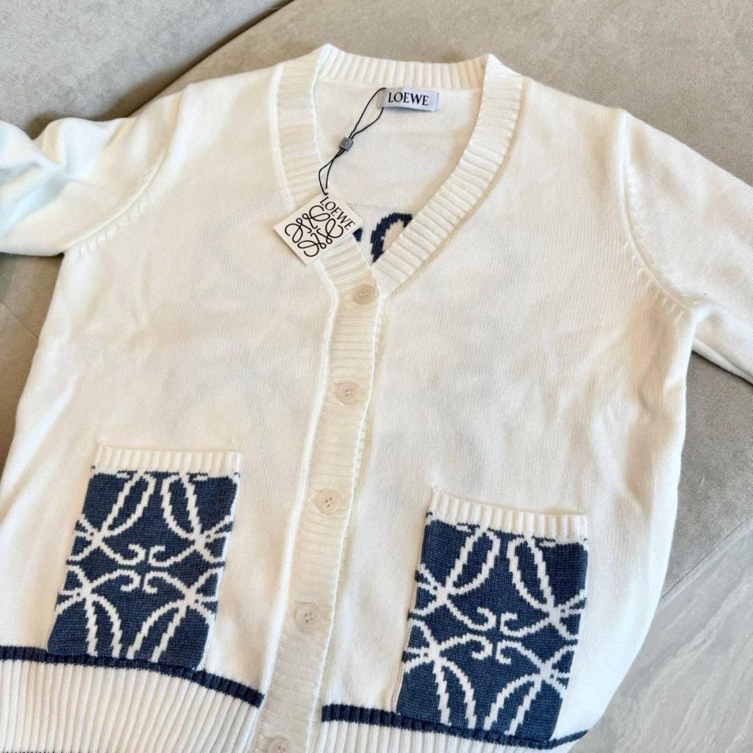 TOP ORI | LOEWE CARDIGAN เสื้อสเวตเตอร์งานแบรนด์เนื้อผ้าอย่างดีงานนำเข้าจากโรงงานเทียบแบรนด์ เกรดท็อปออริจินอล เกรดดีสุด เทียบแท้ พร้อมป้ายแท็ก ภาพถ่ายจากงานขายจริง