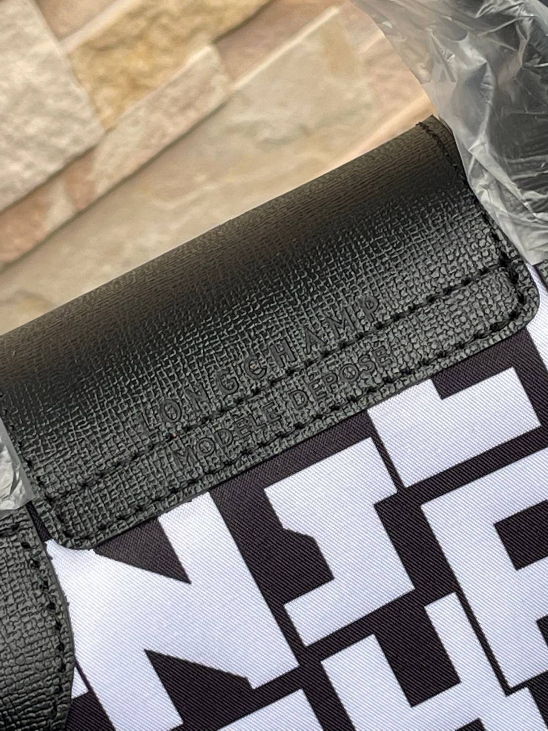 LONGCHAMP LE PLIAGE COLLECTION TOP HANDLE BAG XS พบกับคอลเลคชั่นใหม่ล่าสุด มีดีไซน์ที่เรียบหรูและคลาสสิก แฝงด้วยลูกเล่นแบบเฟมินีน แถมยังมีน้ำหนักเบาอย่างไม่น่าเชื่อ มาพร้อมกับหูจับกระเป๋าคู่และฝาปิดแบบกระดุม กระเป๋าถือใบนี้สามารถใช้ถือแบบทั่วไป มีสายสะพาย