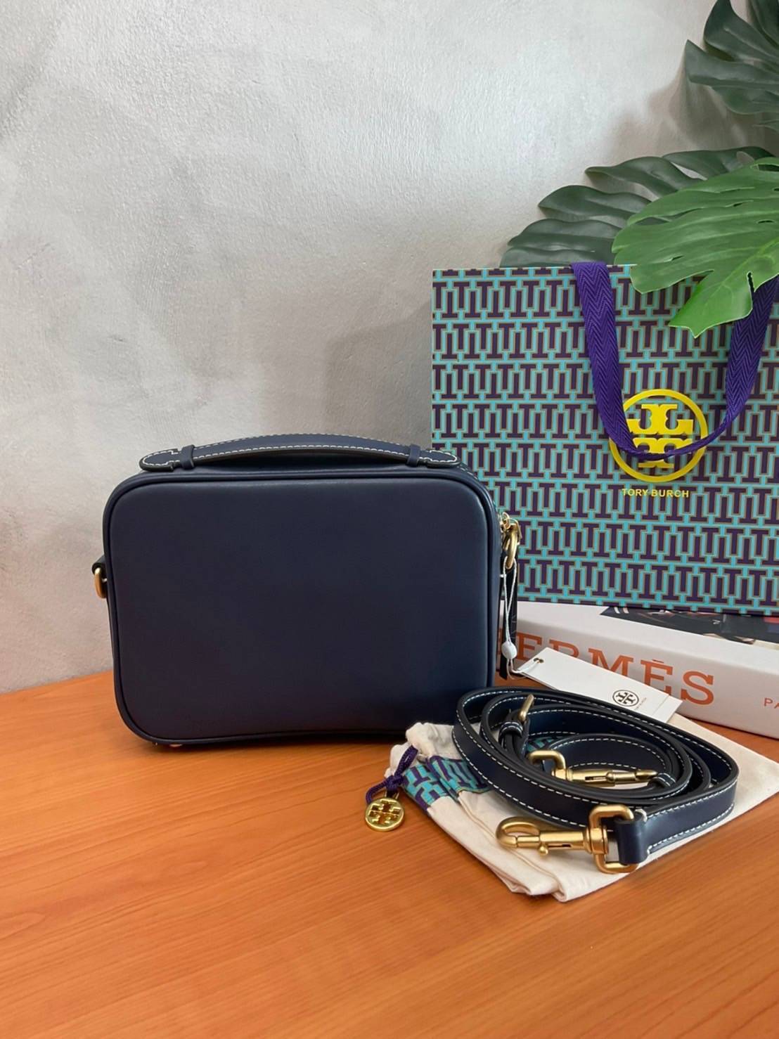 TORY BURCH T MONOGRAM JACQUARD CAMERA BAG กระเป๋าสะพาย Crossbody วัสดุหนังวัวแท้ การออกแบบเรียบง่าย ยังคงความหรูหราเอาไว้ โดดเด่นด้วยลวดลาย T Monogram มาพร้อมสายสะพายยาวแบบสปอร์ต ถอดออกได้ สายปรับระดับได้ ตอบสนองการใช้งานได้ดี มีหูหิ้วด้านบนสามารถใช้งานได