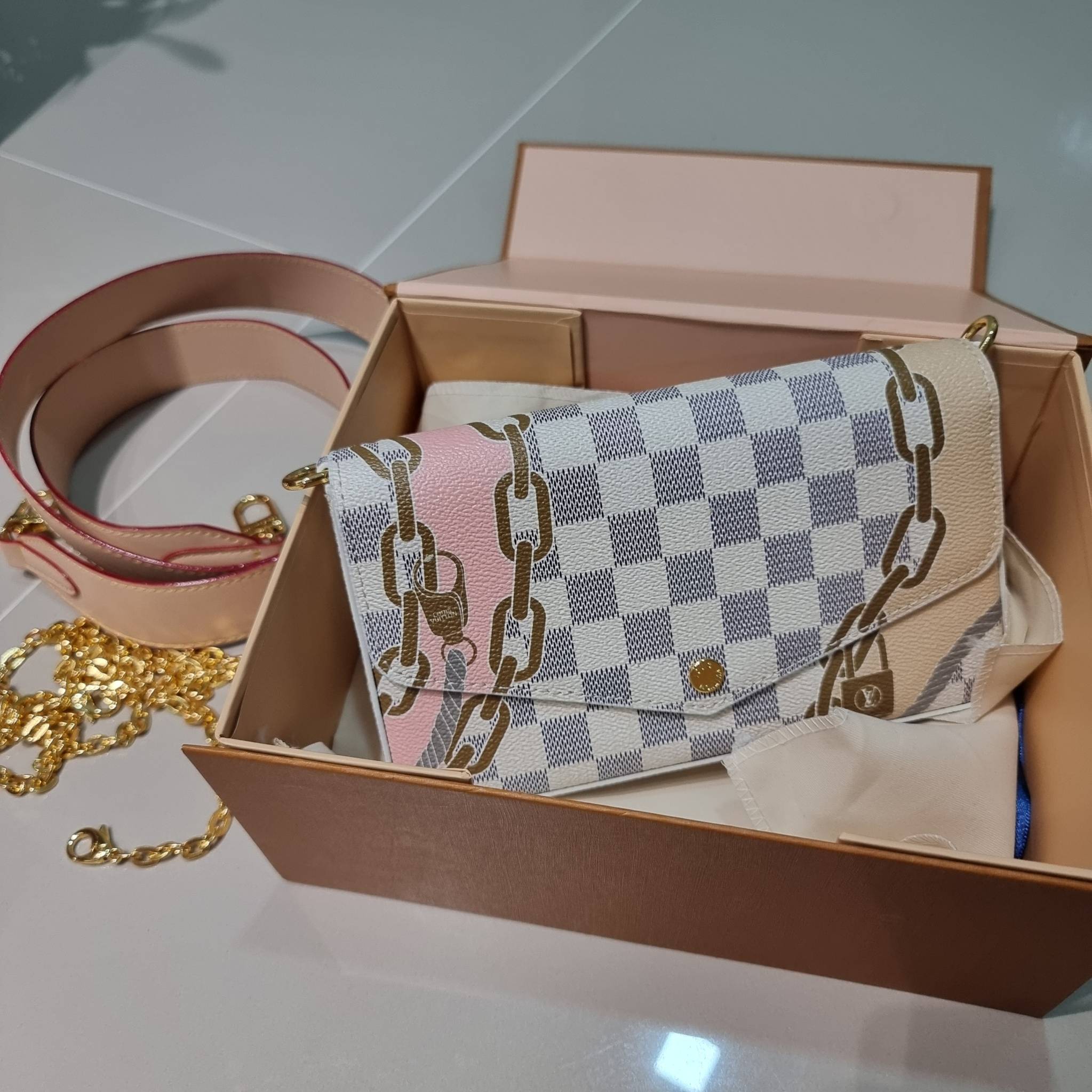 LV Felicie Pochette Damier Azur Canvas - Wallets and Small Leather / LV DAMIER AZUR POCHETTE WITH NAUTICAL PRINT เป็นหนึ่งคอลใหม่ที่มอบสีสันสดใสรับ summer ได้ดี กับกระเป๋าสะพายทรงพอช ดีไซน์ออกมาให้ใช้งานได้หลากหลาย