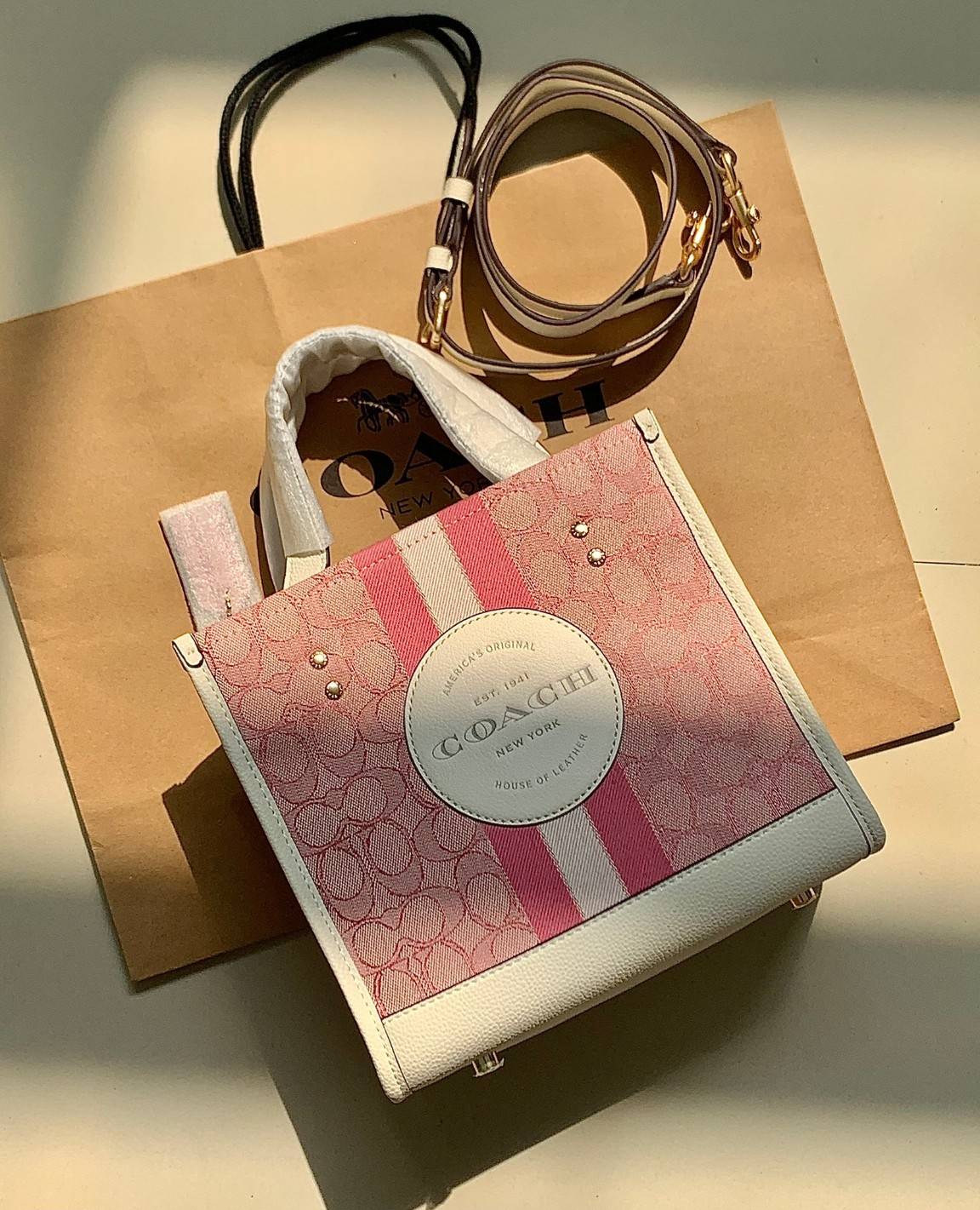 ใหม่ล่าสุด อดใจยังไงไหว💋 COACH Dempsey Field Tote 22 ((C5268//C5115)) พร้อมส่งความสวยที่ไทยค่ะ! กระเป๋าทรง Tote ขนาดพอเหมาะลำตัว พกพาง่ายสะดวกได้กับทุกๆวัน ด้านหน้าปั้มโลโก้แบรนด์ตัวใหญ่สวยค่ะ;เปิดปิดกระเป๋าแบบกระดุมแม่เหล็ก ภายในใส่กระเป๋าเงินใบย