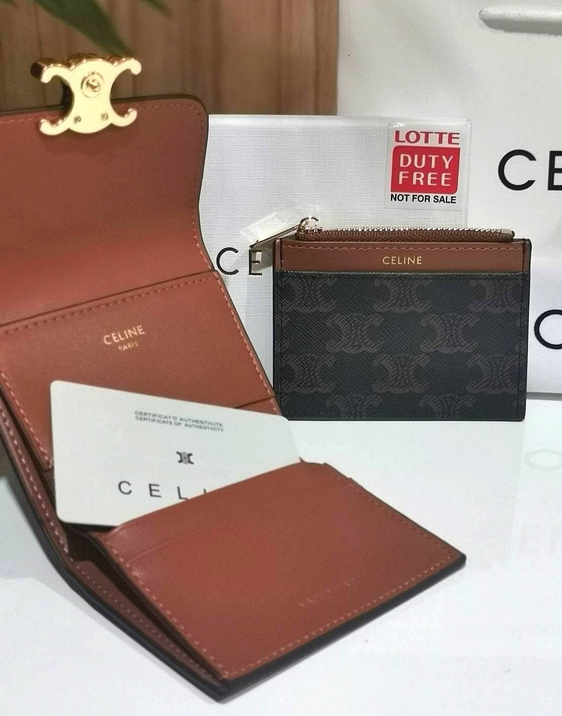 VIP 】CELINE SHORT WALLET VIP GIFT WITH PURCHASE GWP พรีเมี่ยมกิ๊ฟ Limited จาก CELINE HAUTE PARFUME DUTYFREE COUNTER วัสดุ Triomphe Canvas รุ่นใหม่เปิดปิดฝาพับกระดุม ภายในมีช่องแบ่งหลายช่อง ช่องใส่บัตรหลายช่อง ช่องใส่ธนบัตรใส่แบงก์พันได้เหมือนกระเป๋าสตางค์