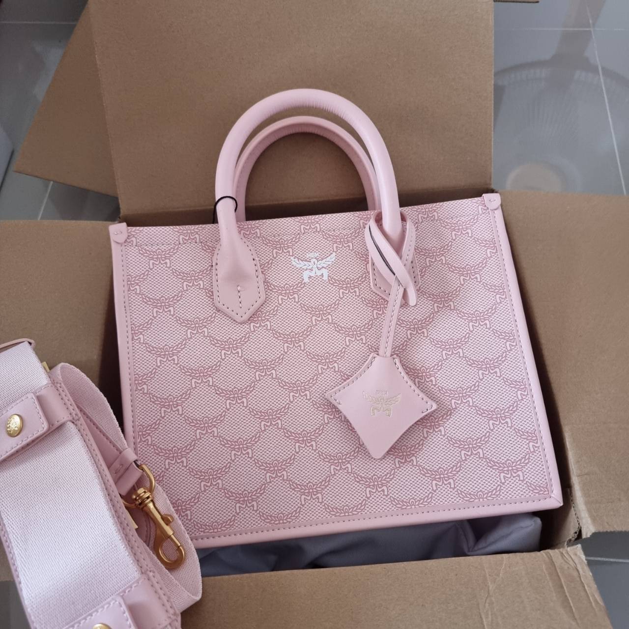 M.C.M HIMMEL SMALL TOTE IN LAURETOS คอลเลคชั่นใหม่ สีเข้าใหม่ ดีไซน์ละมุน น่ารักน่าใช้มากๆ ต้อนรับลวดลาย lauretos ไอคอนิกโมโนแกรมใหม่ ที่สวยแตกต่าง กระเป๋าทรงโท้ท โทนสีเรียบหรู