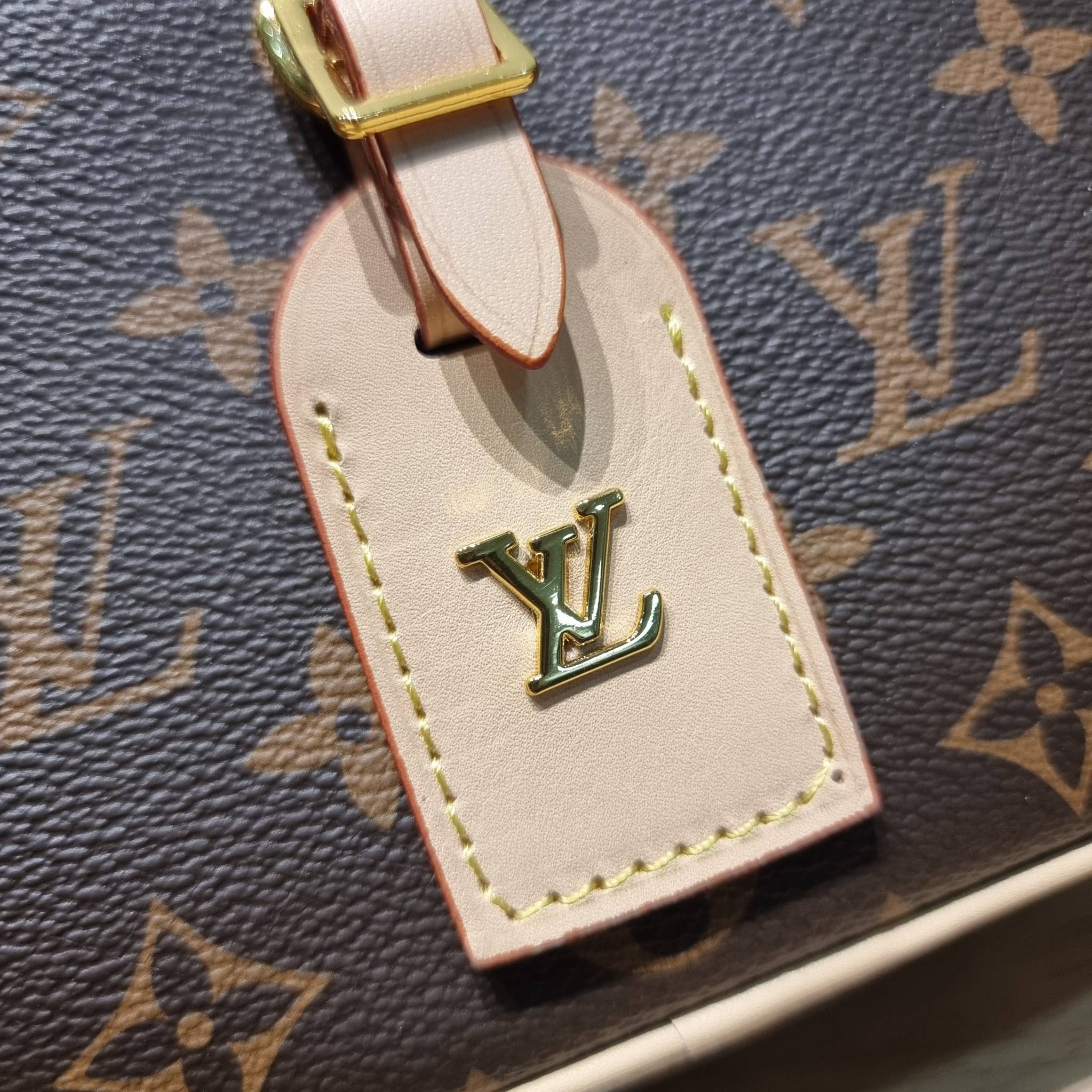 LV Deauville Mini Monogram Canvas bag เดอะเบสท์เซลเลอร์ ที่ใครก็ตามหา กับกระเป๋าสะพายทรงกล่อง ไซส์เล็กกะทัดรัด พกพาสะดวก รูปทรงสวยหรู วัสดุหนังแคนวาสสลับหนัง