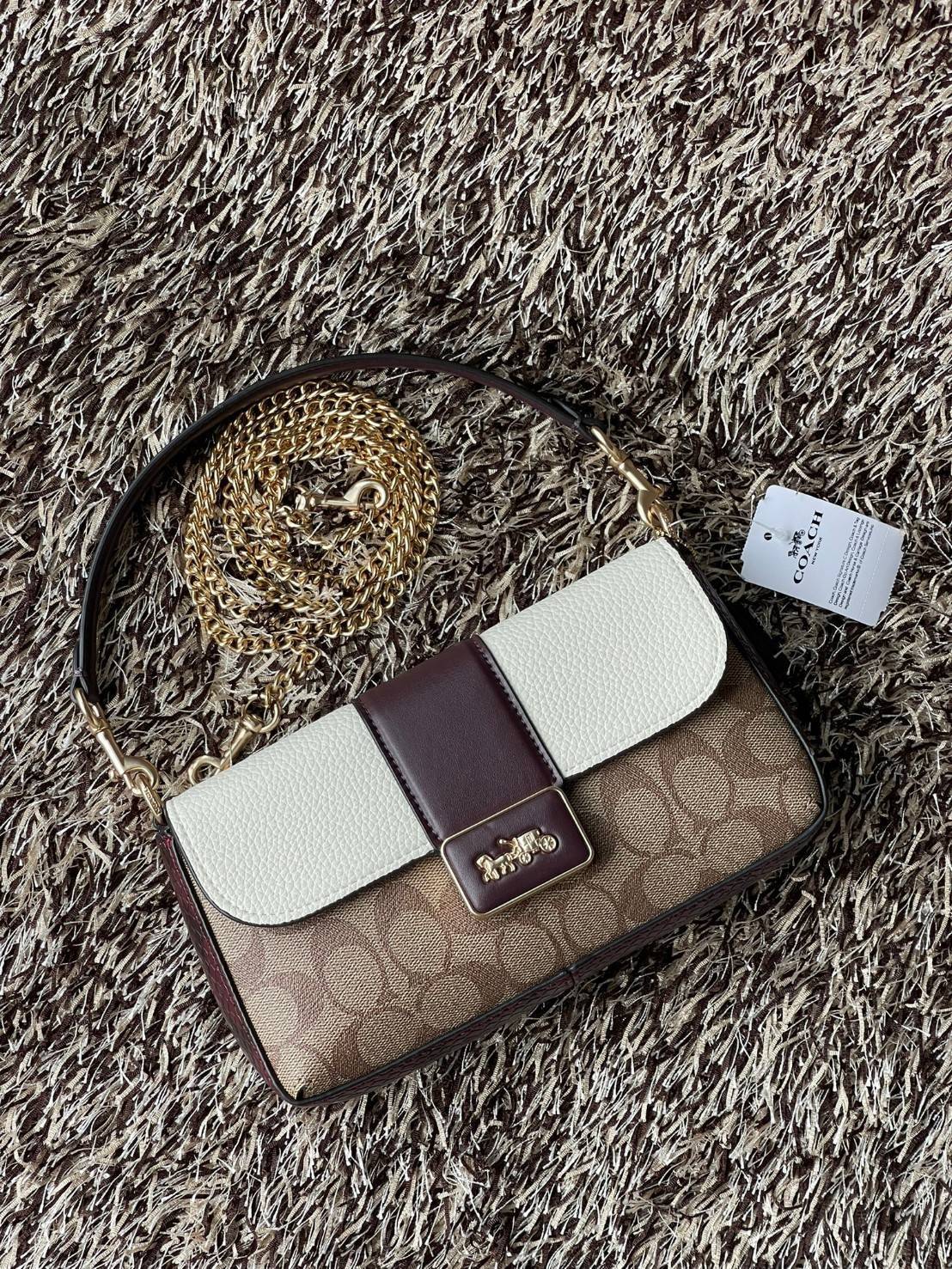 Coach grace series carriage logo handbag slingbag shoulderbag F2232 กระเป๋ามาพร้อมดีไซน์ที่ดูหรูหรา มีเอกลักษณ์เป็นที่จดจำได้ง่าย รวมถึงมีสีสันให้เลือกหลากหลายจึงครองใจสาว ๆ ได้ไม่ยาก โดยกระเป๋าออกแบบให้มีลักษณะเป็นกระเป๋าสะพายไหล่ทรงเหลี่ยมสุดคลาสสิก ที่