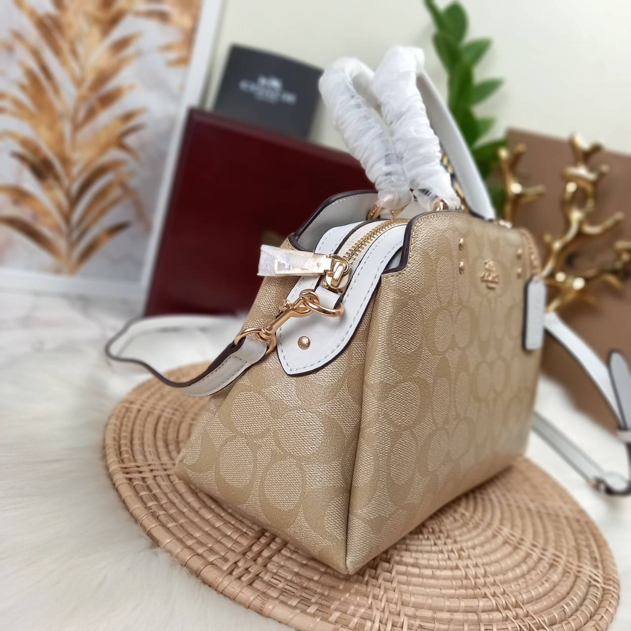 หัวใจจะวาย!! ละมุนมาก ลุคคุณหนูสุดๆ COACH MINI LILLIE CARRYALL (COACH F91494)🌺 ใช้ดีจนต้องบอกต่อ อีกแล้วจ้า ใครๆก็ถามหา😍>>>ทรงถัง รุ่นใหม่ 10 นิ้ว ขนาดกำลังดี เหมาะมือมาก มี 3 ช่องด้านใน ช่องกลาง เปิด-ปิด ด้วยซิป ส่วน 2 ช่องด้านข้