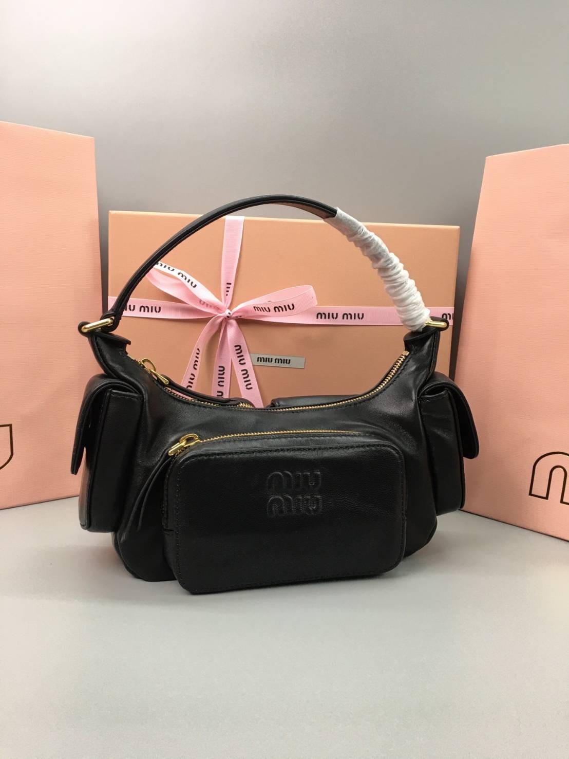 MIU MIU Nappa leather Pocket bag กระเป๋าถือสะพาย เกรดออริ ท็อป vip 1:1 เกรดงานปราณีตละเอียด หนังสวย เกรดดีสุด ใช้งานต่างประเทศได้