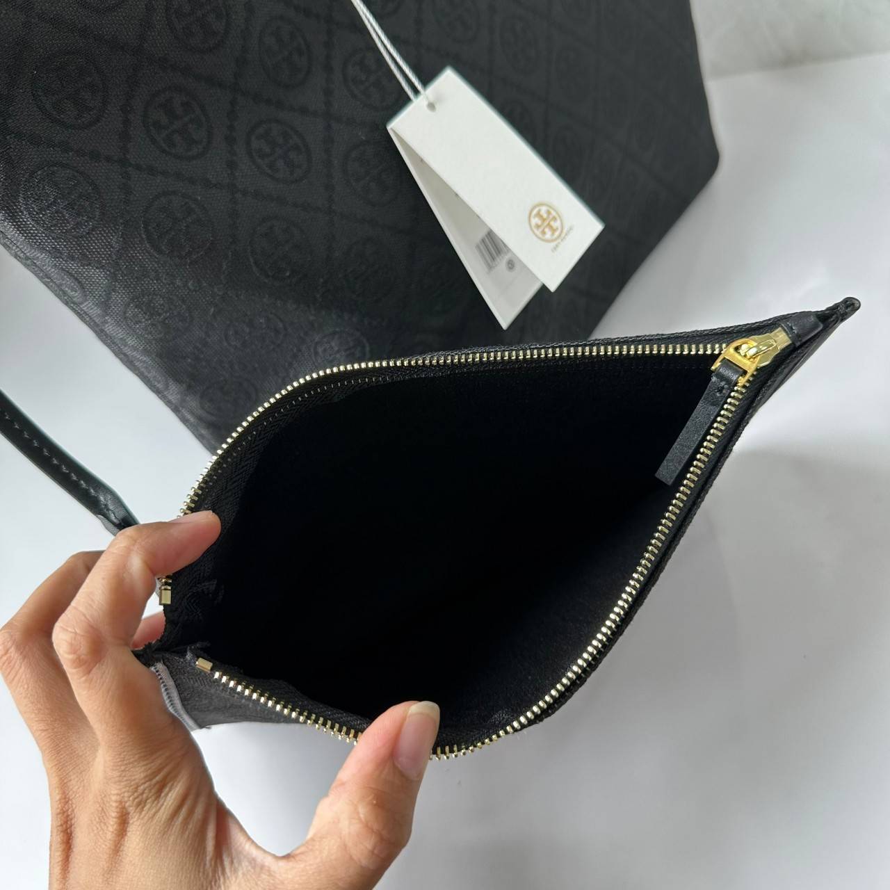 TORY BURCH T MONOGRAM ZIP TOTE (ใบใหญ่) / TORY TOTE BAG กระเป๋าทรงโท้ทพร้อมกระเป๋าใบใหญ่ วัสดุผ้าแจ็คการ์ดตัดขอบหนัง