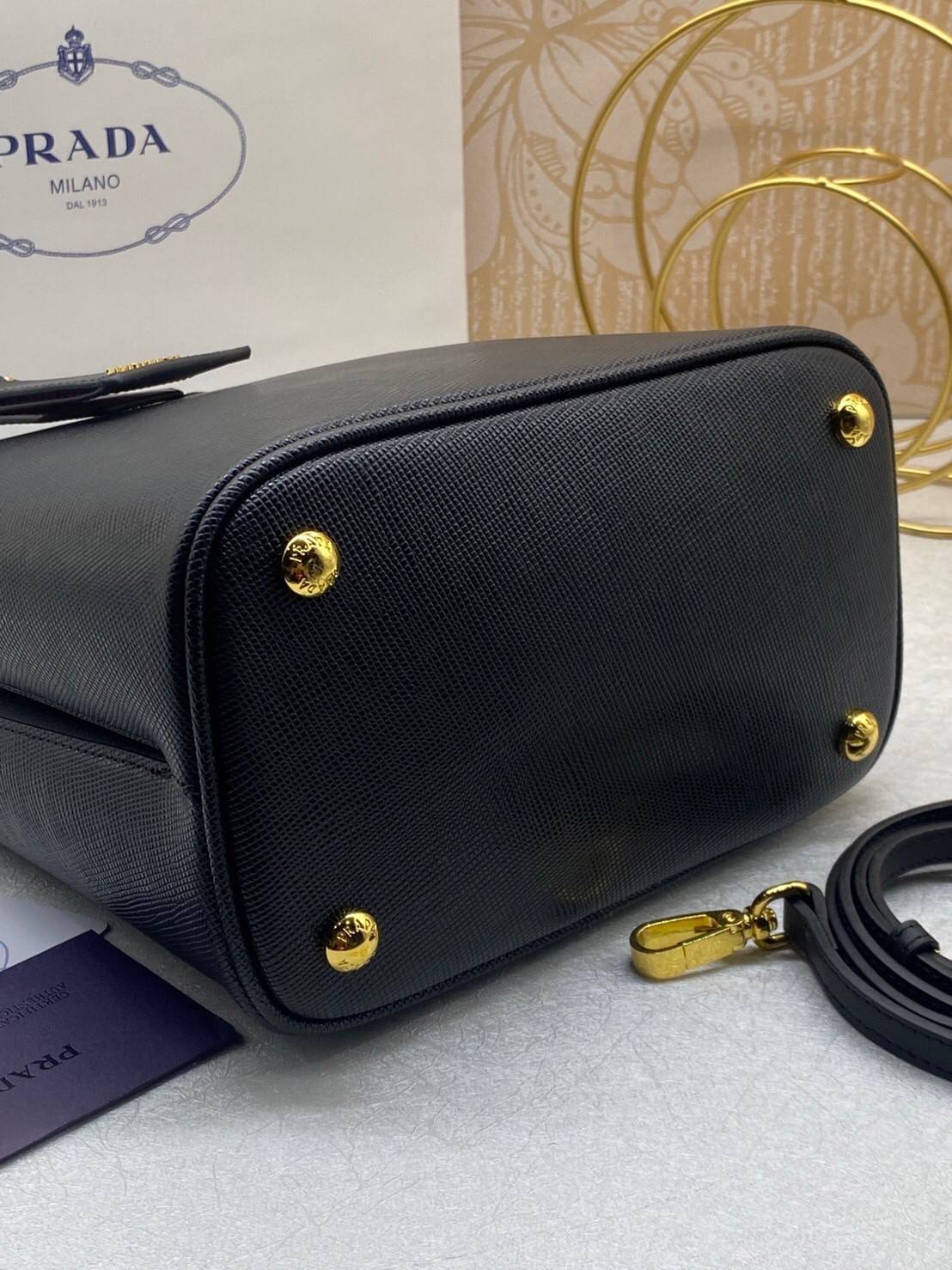 22cm Medium Prada Panier Saffiano Leather Bag / PRADA Saffiano Bucket Bag กระเป๋าสะพายทรง bucket ไซส์ใหญ่ ตอบโจทย์กับไลฟ์สไตล์คนรุ่นใหม่ที่ชอบพกพาของเยอะ ภายในโล่งกว้าง ใส่ของสำคัญได้เลย รีบจับจองกันน้า ราคาสุดคุ้มแบบนี้ ตำเลย!