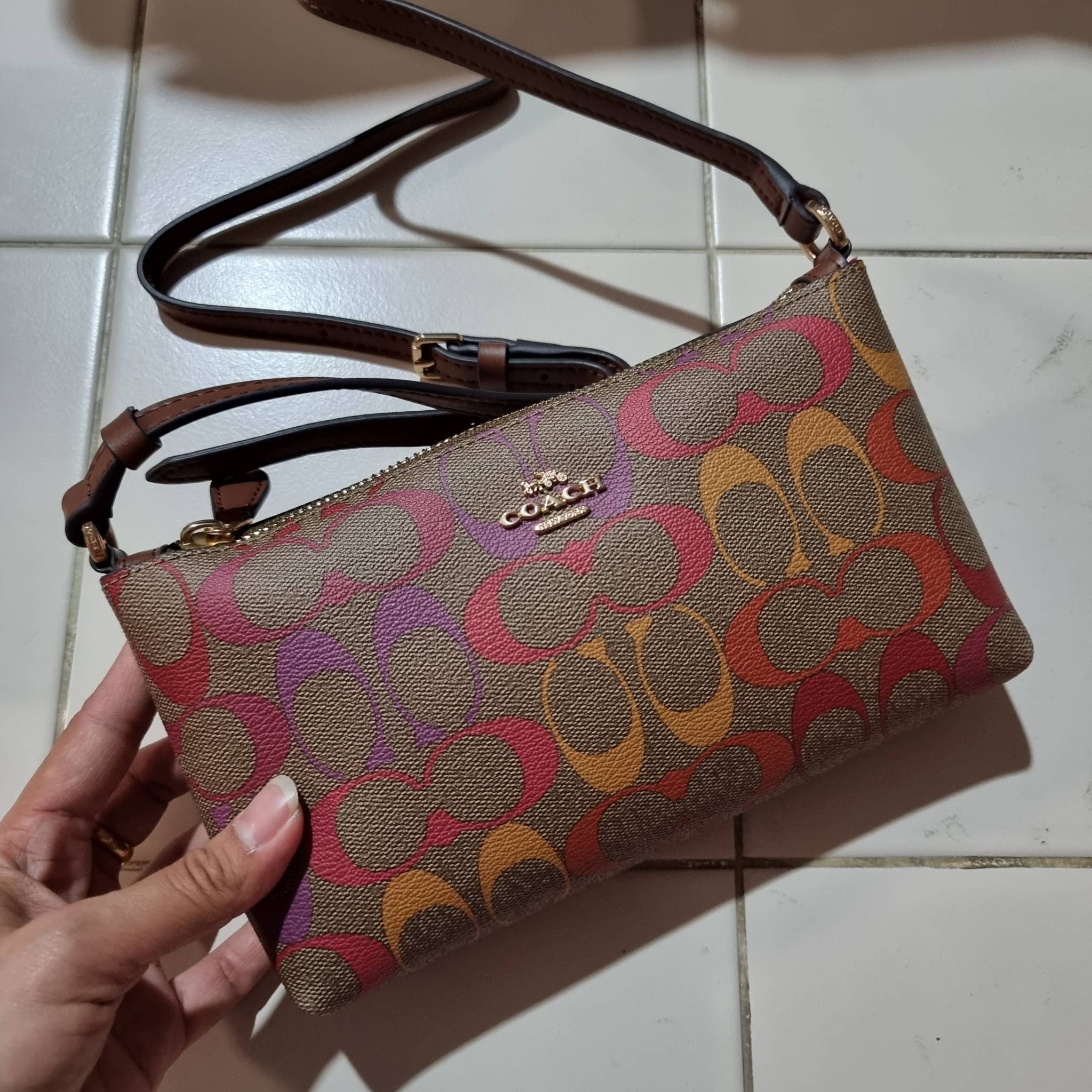 COACH C1653 ZIP TOP CROSSBODY IN RAINBOW SIGNATURE CANVAS คอลเลคชั่นใหม่ ปังและสวยไปอีกหนึ่ง สาวๆตามหาต้องไอเท็มนี้ กระเป๋าสะพายข้าง ใช้งานง่าย สายสะพายในตัว ปรับได้สบายๆ ดีไชน์รูปทรงออกมาคลาสสิค น่าใช้ วัสดุหนังแคนวาส เปิด-ปิดด้วยซิป ภายในเป็นช่องโล่ง มี