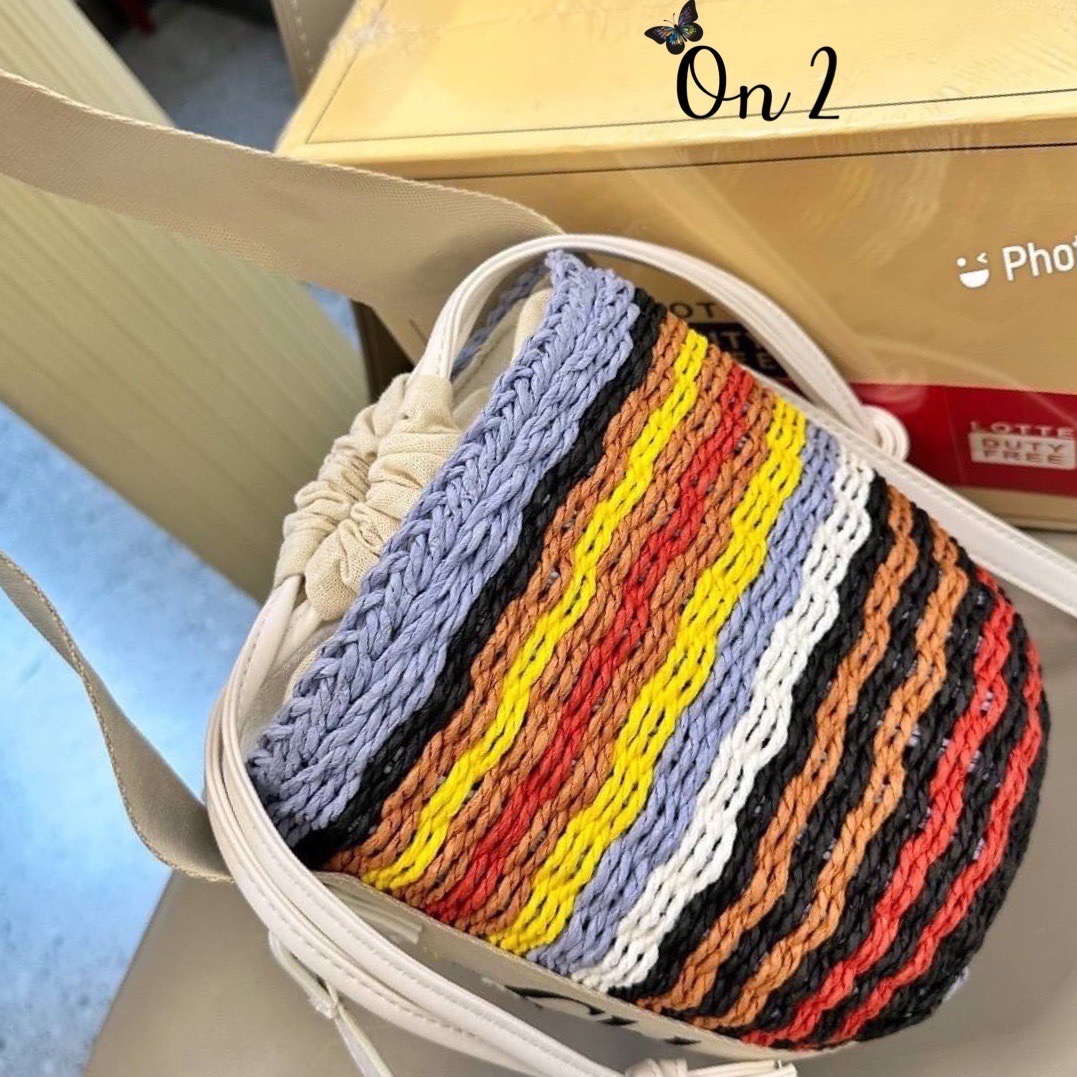 CHLOE WOODY BASKET BAG Mini Multicolor กระเป๋าสะพายสานทรงตะกร้าสไตล์มินิมอล ยอดฮิตติดลมของแบรนด์ ด้วยวัสดุสังเคราห์ สานทอเต็มใบออกมาเป็นลวดลายสวยงาม