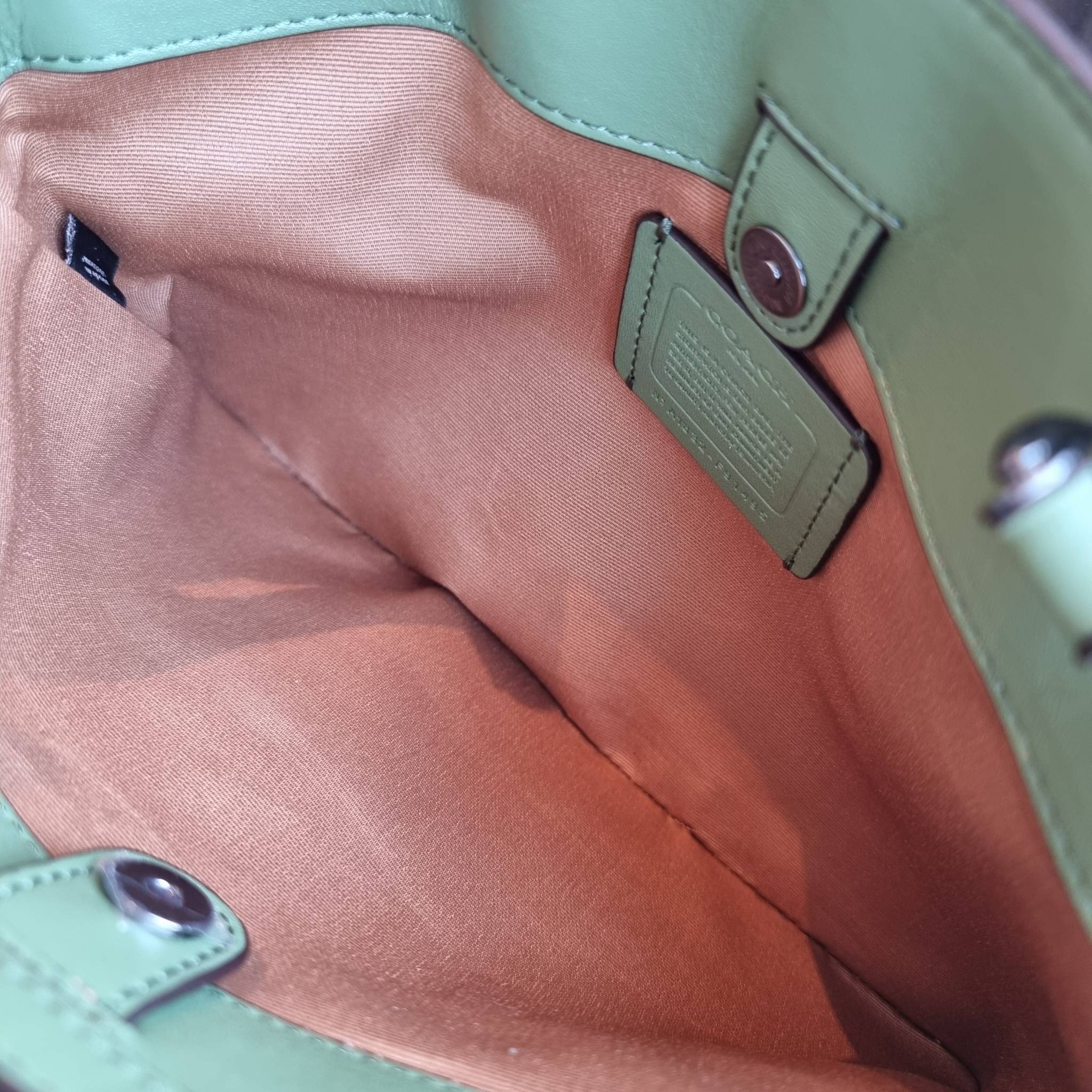 COACH F91495 LILLIE CARRYALL IN SIGNATURE CANVAS สีใหม่ล่าสุด กับรุ่นที่สุดของความขายดี รอบนี้ใบใหญ่จุใจ กระเป๋าสะพายทรงสวย ที่ดีไซน์ออกมาให้ใช้งานง่าย สะดวก สวย หรู ดูดี!! วัสดุหนังแคนวาสเคลือบลาย มาพร้อมสายสะพายข้างและหูจับในตัว ถอดออกถือคล้องแขนเก๋ๆ หร