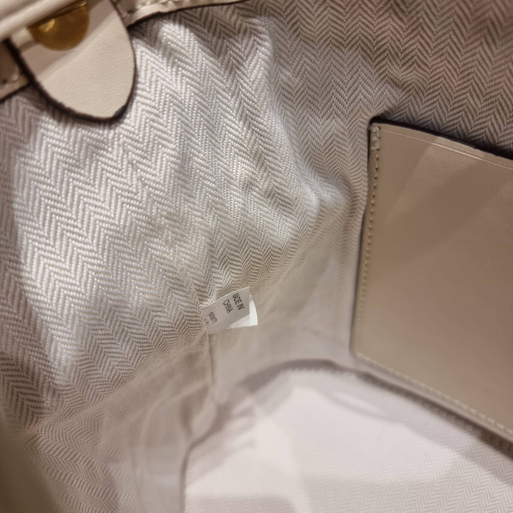 TORY BURCH T MONOGRAM STRAW BUCKET BAG ใหม่ก่อนใคร พร้อมเสิร์ฟความสวยให้ถึงบ้านแล้วน้า กระเป๋าบัคเก็ตทรงยอดนิยม ดีไซน์ใหม่ล่าสุด ยูนีคไม่เหมือนใคร ลายสานเต็มใบ พร้อมปักโลโก้เอกลักษณ์ โดดเด่น งานฝีมือมากๆ สลับส่วนของหนังที่ขอบและก้นกระเป๋า ภายในเป็นช่องโล่