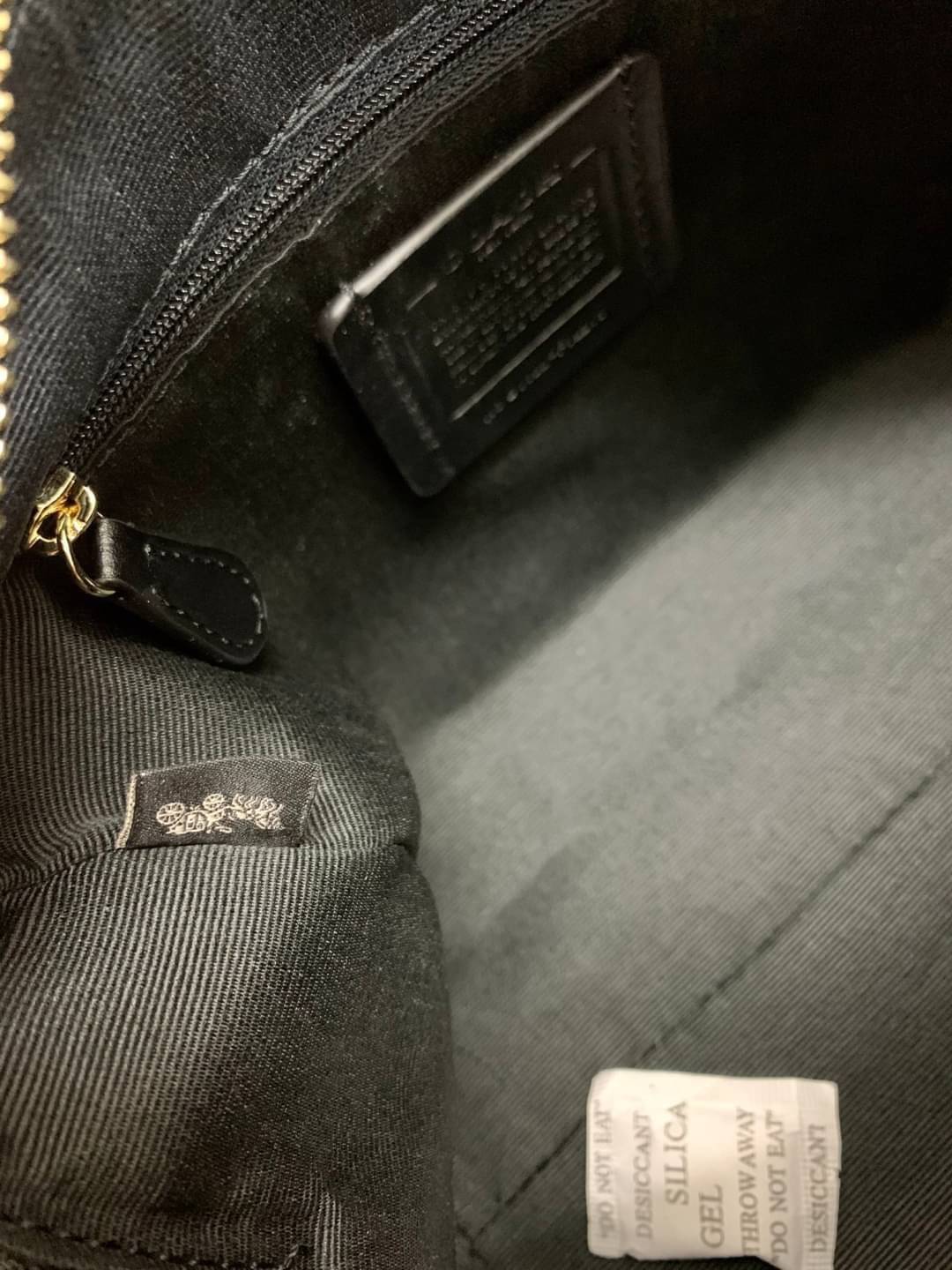 COACH NENNETT SATCHEL BAG((32203)) พร้อมส่งอีกครั้ง ห้ามพลาด! กระเป๋าทรงหมอน ทรงที่สาวๆต้องมีติดตัวไว้สักใบ! หนังแท้นิ่มสวยงาม เปิดปิดกระเป๋าแบบซิป ภายในกว้างสามารถใส่กระเป๋าเงินใบยาวได้ หรือของจำเป็นในชีวิตประจำวันของสาวๆได้หลากหลายเลยค่ะ มีช่องซิปและช่อ