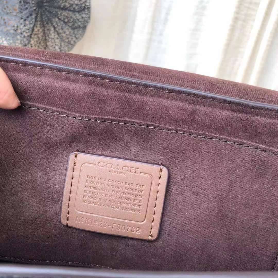 COACH SMALL JADE SHOULDER BAG [F91105,90782] กระเป๋าสะพายไหล่ ดีไซน์วินเทจย้อนยุค สวยคมชัด คลาสสิคใช้ได้ทุกลุค วัสดุหนัง pepble ทนทาน เปิด-ปิดด้วยฝาคาดโลโก้ พร้อมแถบแม่เหล็กในตัว รับรองแน่นหนา ด้านหลังมีช่องซิปให้ ภายในเป็นช่องโล่ง ขนาดกำลังดี ใช้งานง่าย 