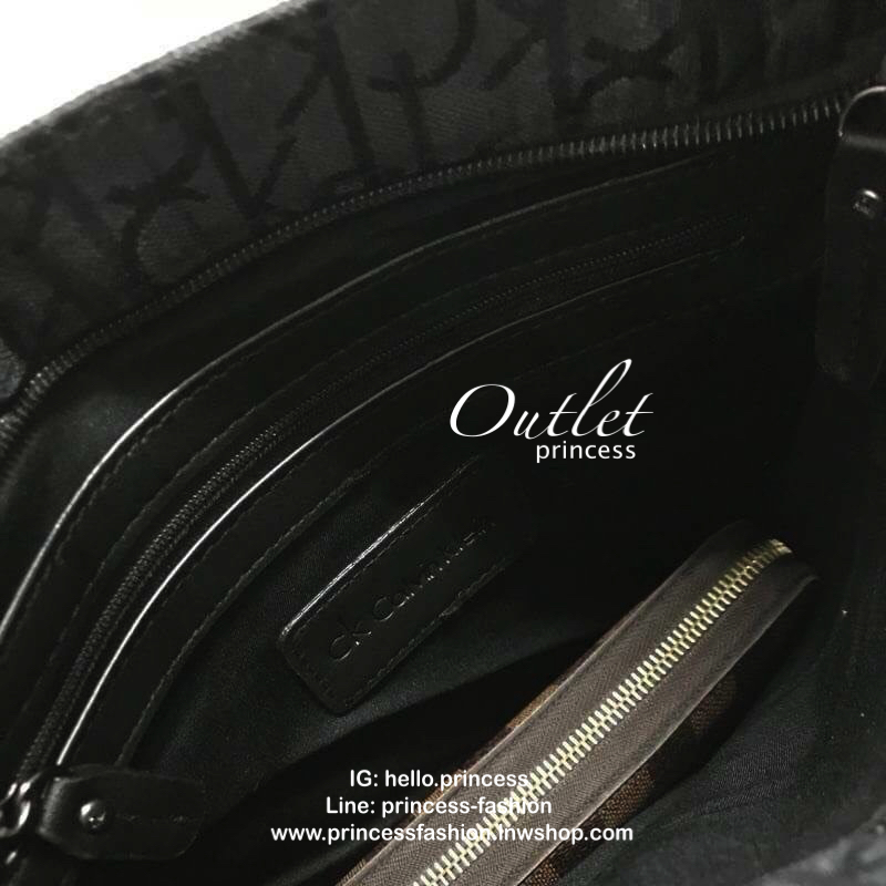 CALVIN KLEIN JEANS CROSSBODY BAG กระเป๋าสะพาย Ck Jeans รุ่นLimited Edition จาก Calvin Klein Jeans วัสดุ Canvas + Polyester 100% คุณภาพดีเนื้อหนาพิมพ์ลาย Ckรอบใบ ด้านหน้ามีโลโก้ Calvin Klein พร้อมช่องซิป1ช่อง เปิดปิดด้วยซิปเดียว ภายในมีโลโก้เเละช่องซิป ขนา