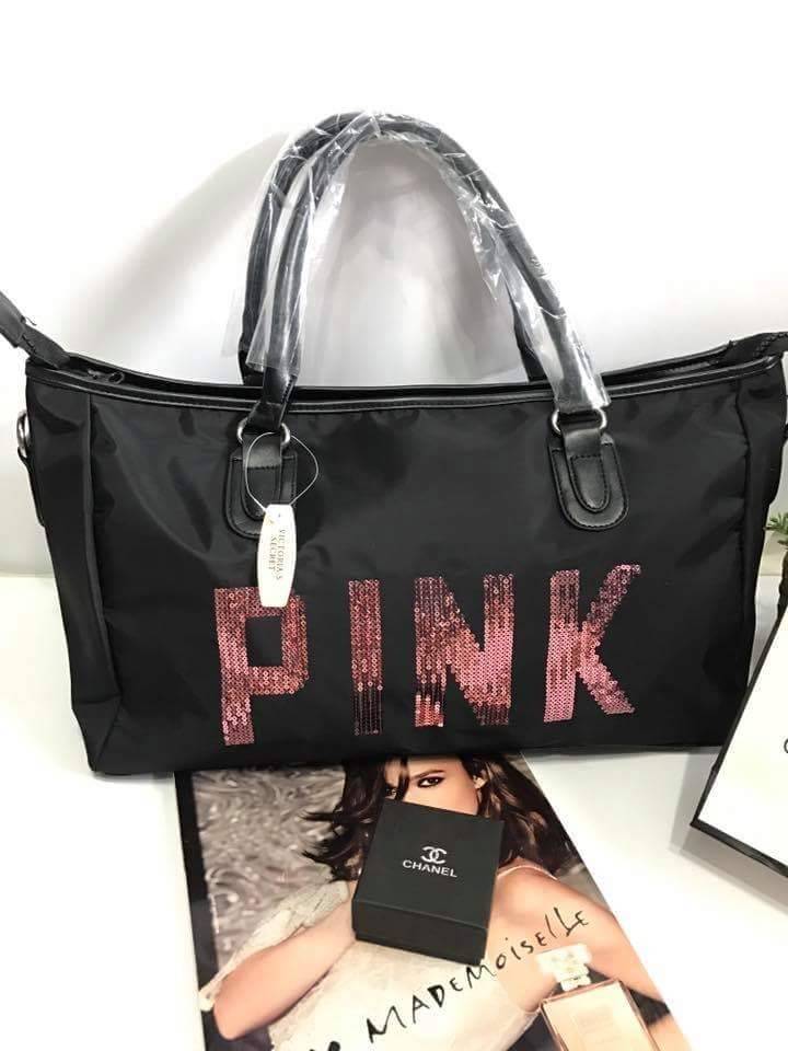 กระเป๋า Victoria's Secret PINK Travel Bag กระเป๋าเดินทาง VICTORIA'S SECRET ใบขนาดใหญ่ แข็งแรงใส่ของได้เยอะ หนังดีสีดำ โลโก้ปักเลื้อม PINK สีชมพู กระเป๋าเดินทางขนาดใหญ่ กระเป๋า Victoria's Secret PINK Travel Bag ตกแต่งเลื่อมประกาย สวยแวววาว ม