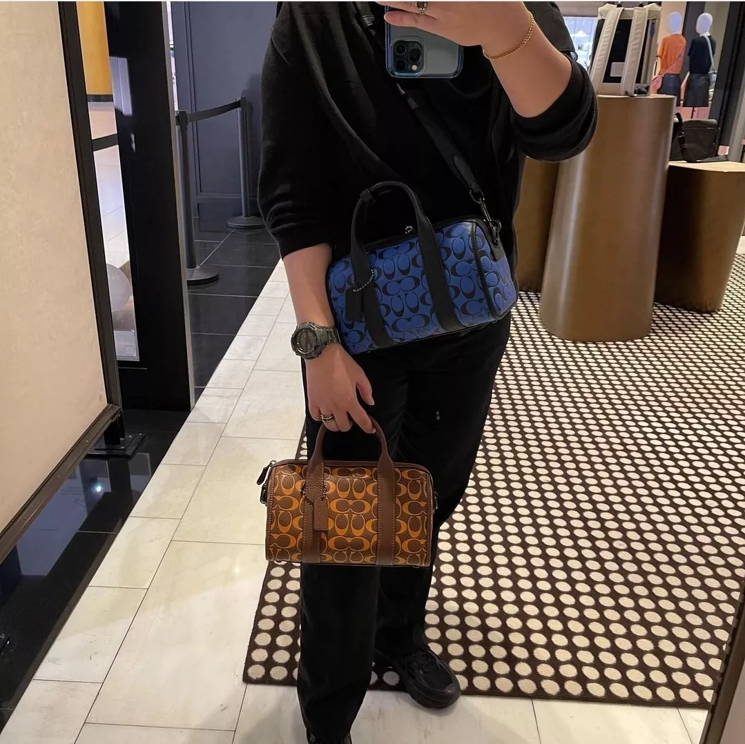 COACH GOTHAM DUFFLE / Coach Gotham 24 travelling bag handbag shoulder bag พร้อมส่ง กระเป๋าทรงหมอนรุ่นใหม่บ่าสุดปี 2022 รุ่นนี้สามารถใช้ได้ทั้งชาย//หญิง หนังแท้อย่างดี นิ่มทรงสวย มากๆค่ะ ภายในกระเป๋าสามารถใส่สัมภาระที่จำเป็นในชีวิตประจำวันได้ครบเลยค่ะ; มีช