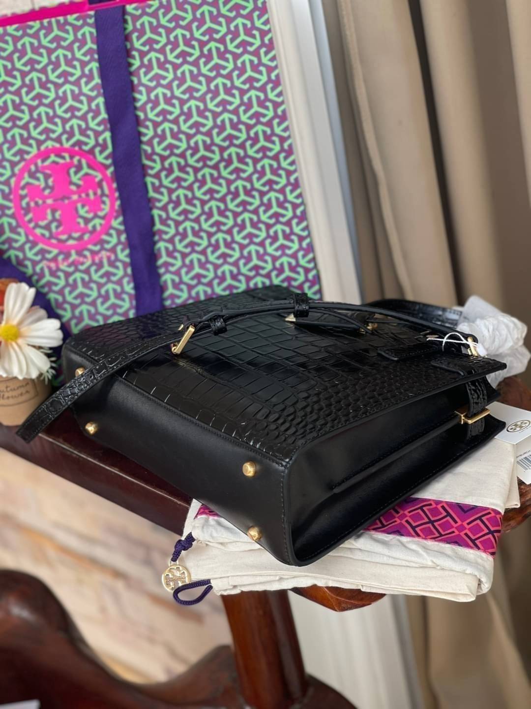 Tory Burch Walker Embossed Small Satchel Collection นี้เหมาะสำหรับผู้หญิงที่มีความสุขุมและเป็นผู้ใหญ่ เพราะดีไซน์ของกระเป๋าหนังรุ่นนี้ได้ผลิตออกมาโดยเน้นความเรียบง่าย เป็นทางการและดูแพง